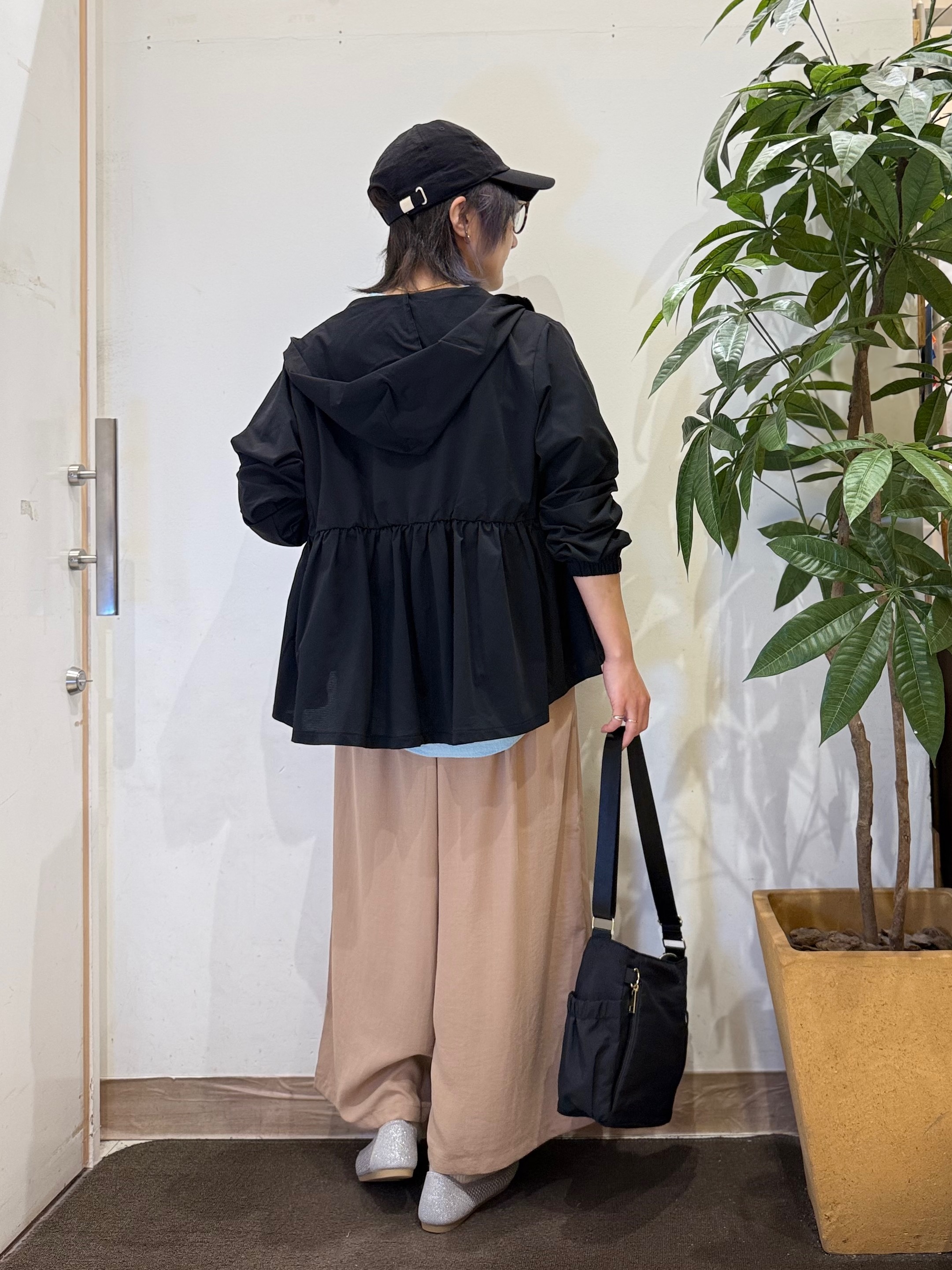 misakiさんの「SHOO･LA･RUE｜【S-LL/体型カバー】日焼け対策にも女性らしさを UVカットペプラムパーカ」を使ったコーディネート