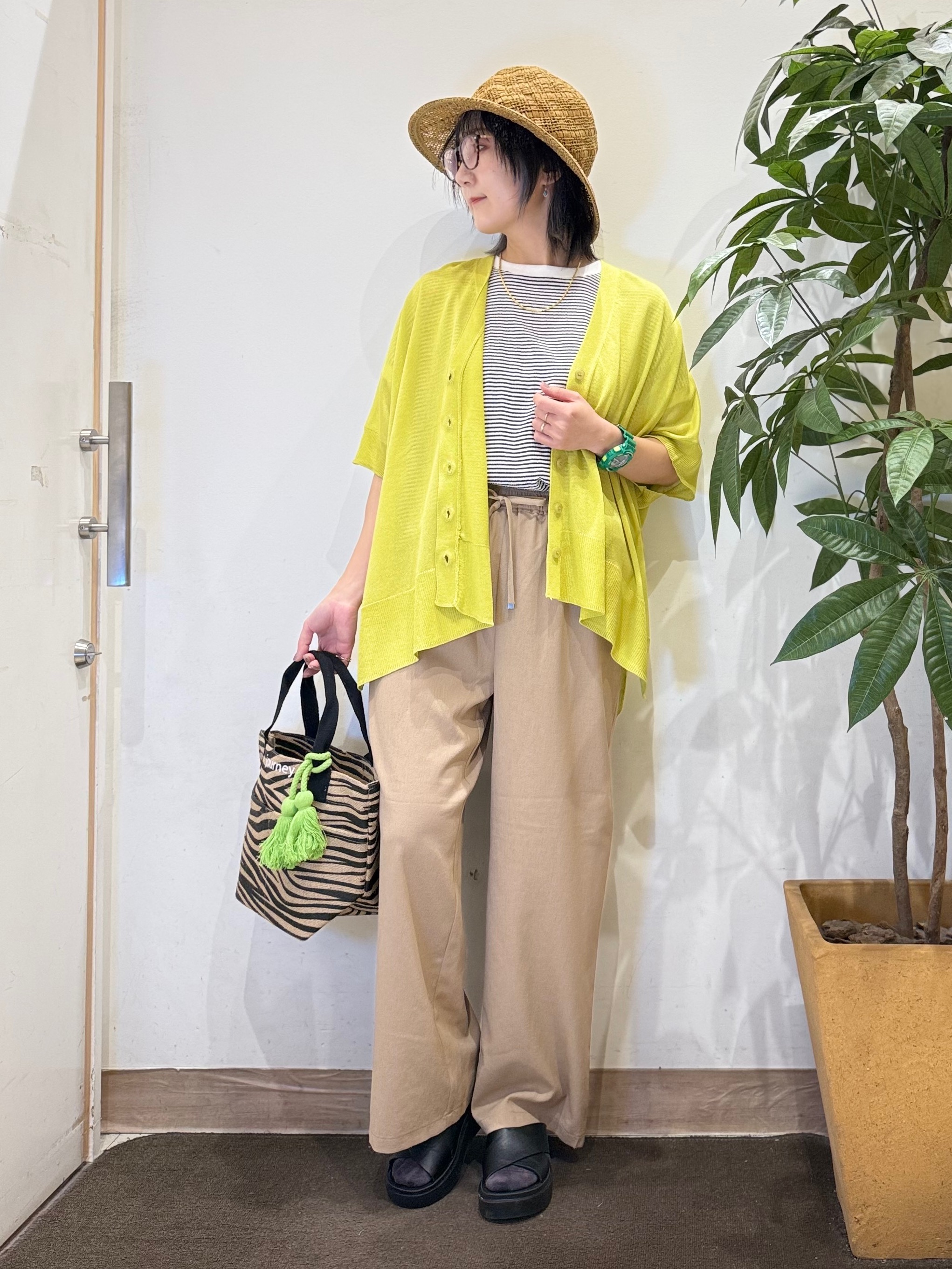 misakiさんの「SHOO･LA･RUE｜【洗濯機可/体型カバー】上品ラメがきらめく シアーポンチョ風カーディガン」を使ったコーディネート