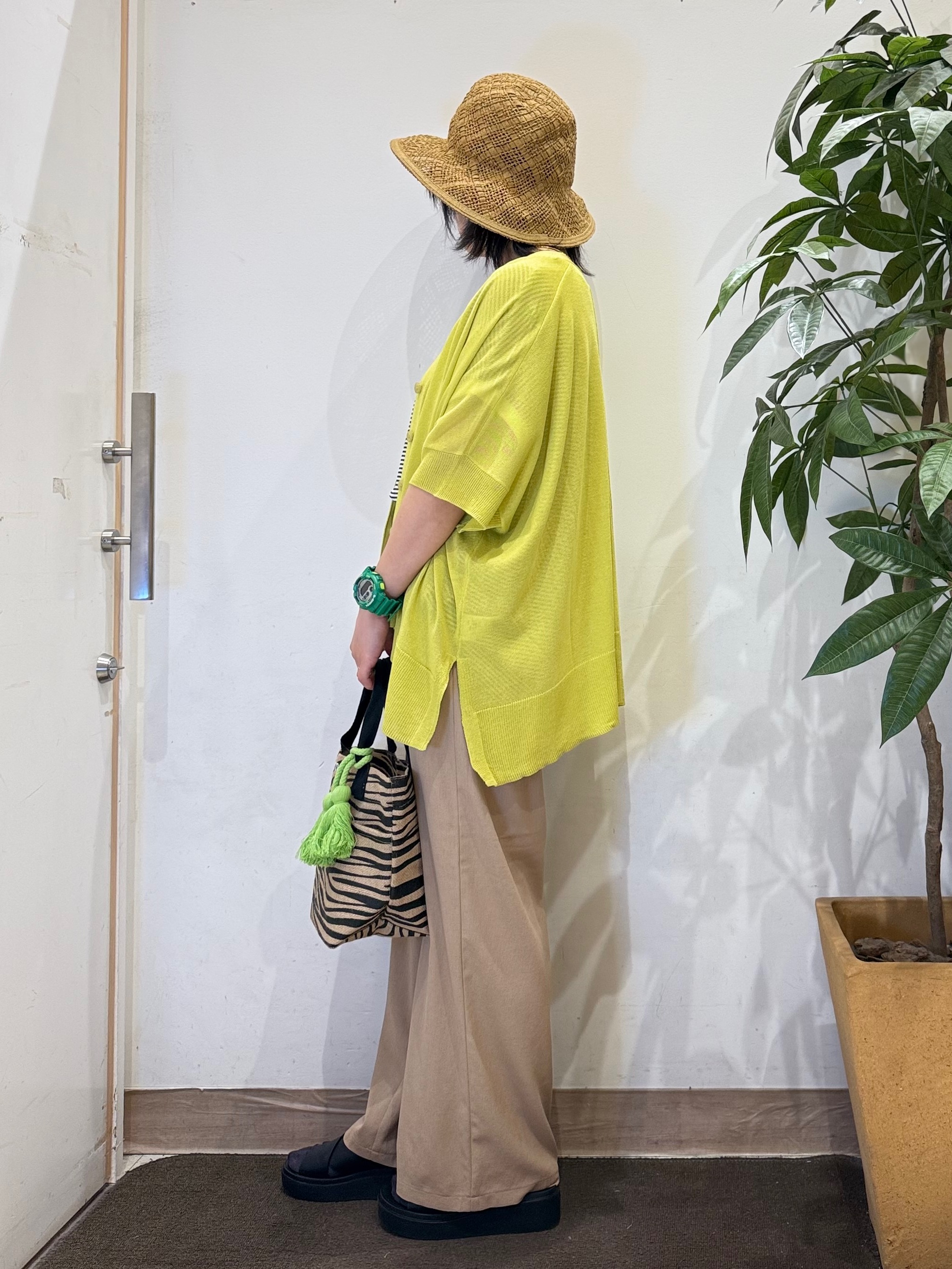 misakiさんの「SHOO･LA･RUE｜【洗濯機可/体型カバー】上品ラメがきらめく シアーポンチョ風カーディガン」を使ったコーディネート