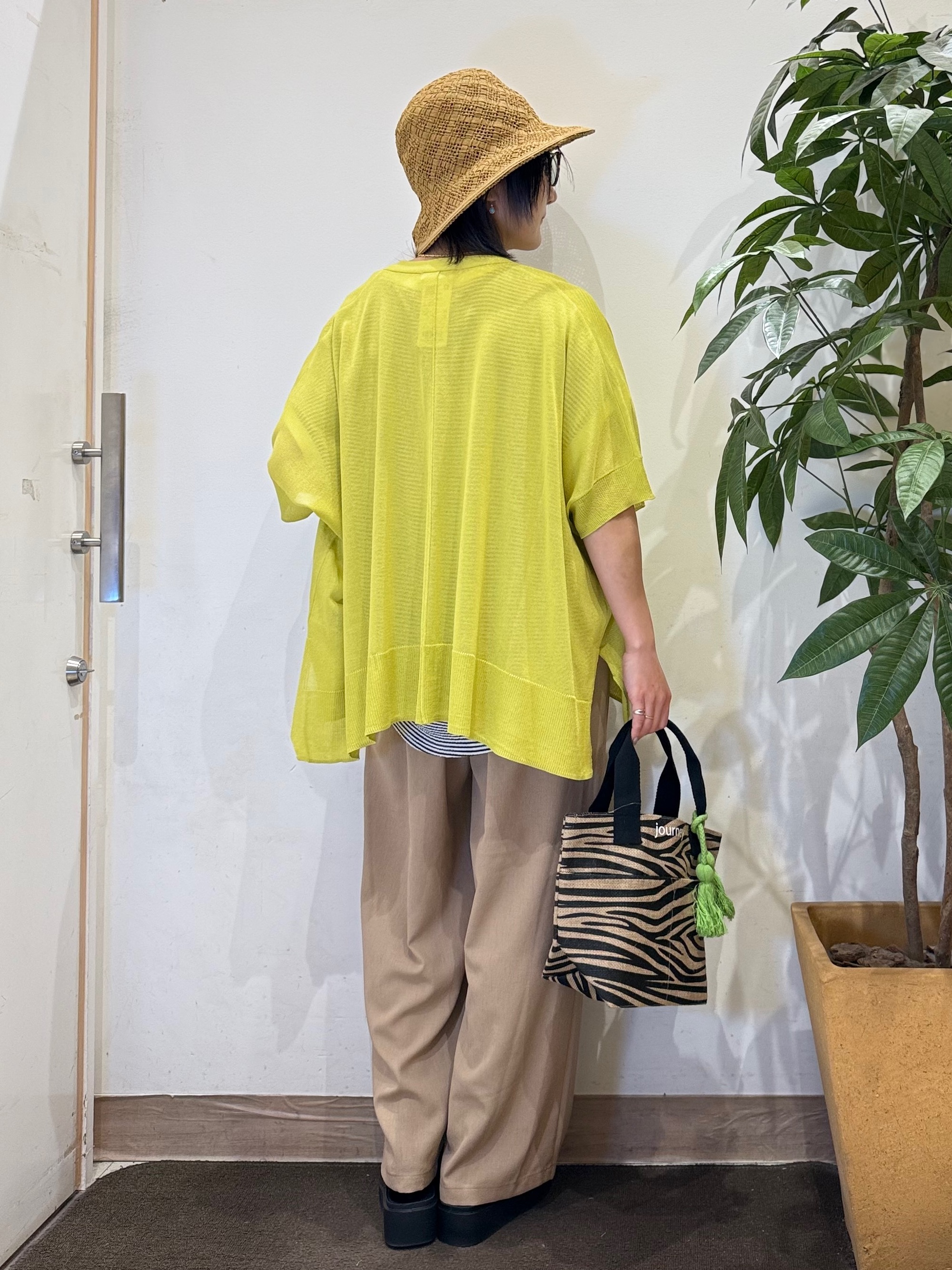 misakiさんの「SHOO･LA･RUE｜【洗濯機可/体型カバー】上品ラメがきらめく シアーポンチョ風カーディガン」を使ったコーディネート