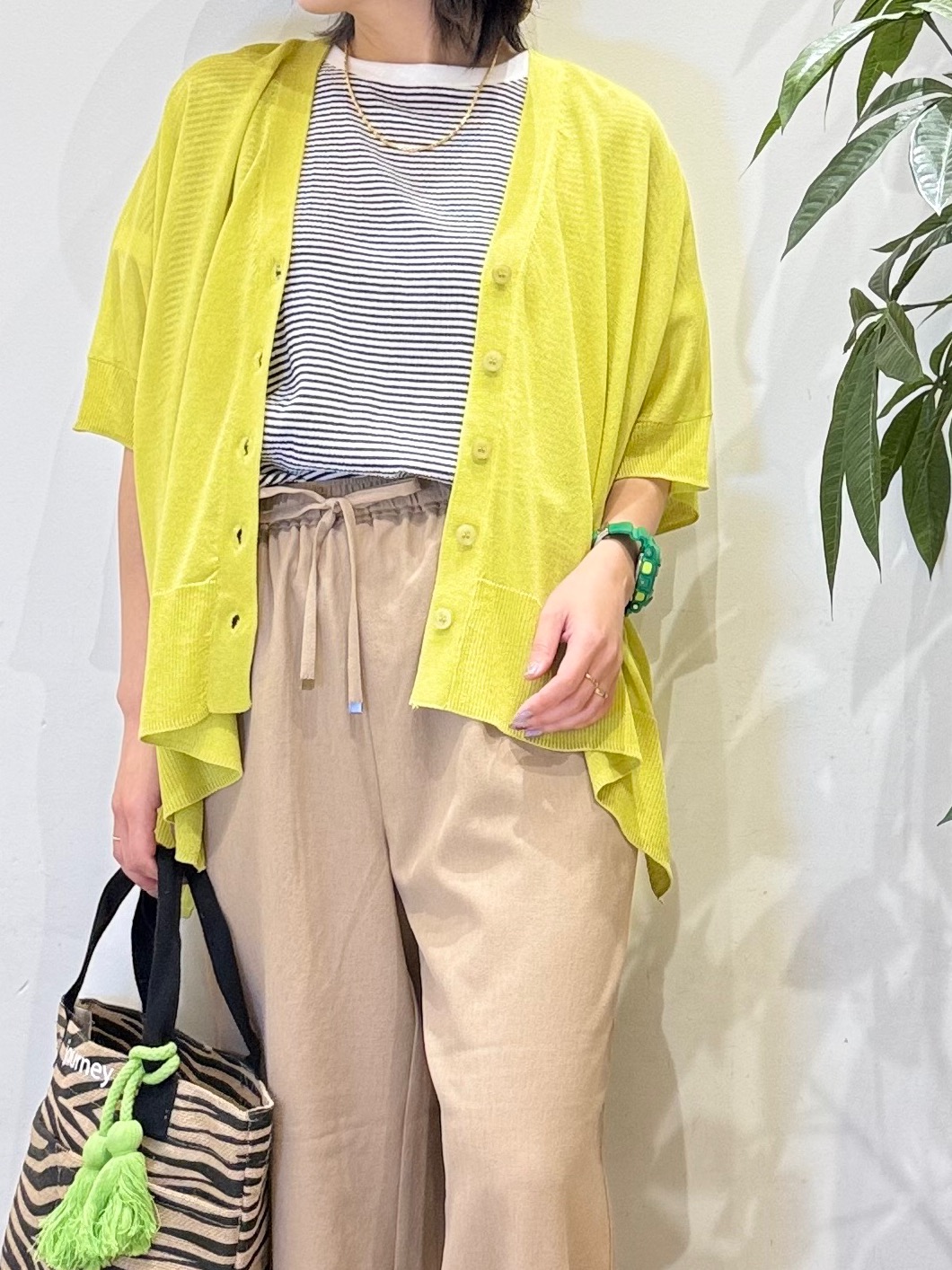 misakiさんの「SHOO･LA･RUE｜【洗濯機可/体型カバー】上品ラメがきらめく シアーポンチョ風カーディガン」を使ったコーディネート