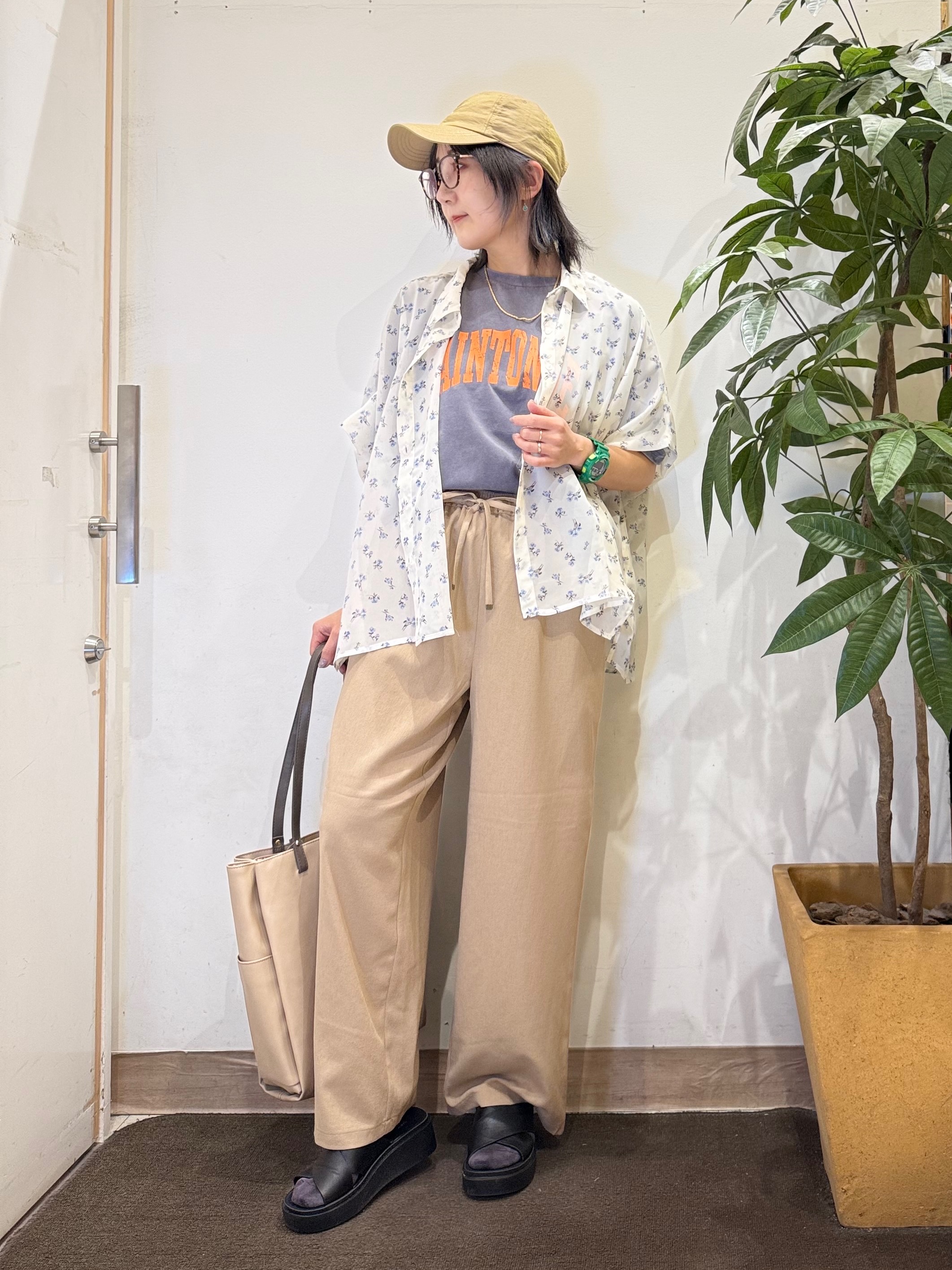 misakiさんの「SHOO･LA･RUE｜【洗濯機可/体型カバー】羽織るだけで雰囲気変わる 柄アソート ポンチョ風シアーシャツ」を使ったコーディネート