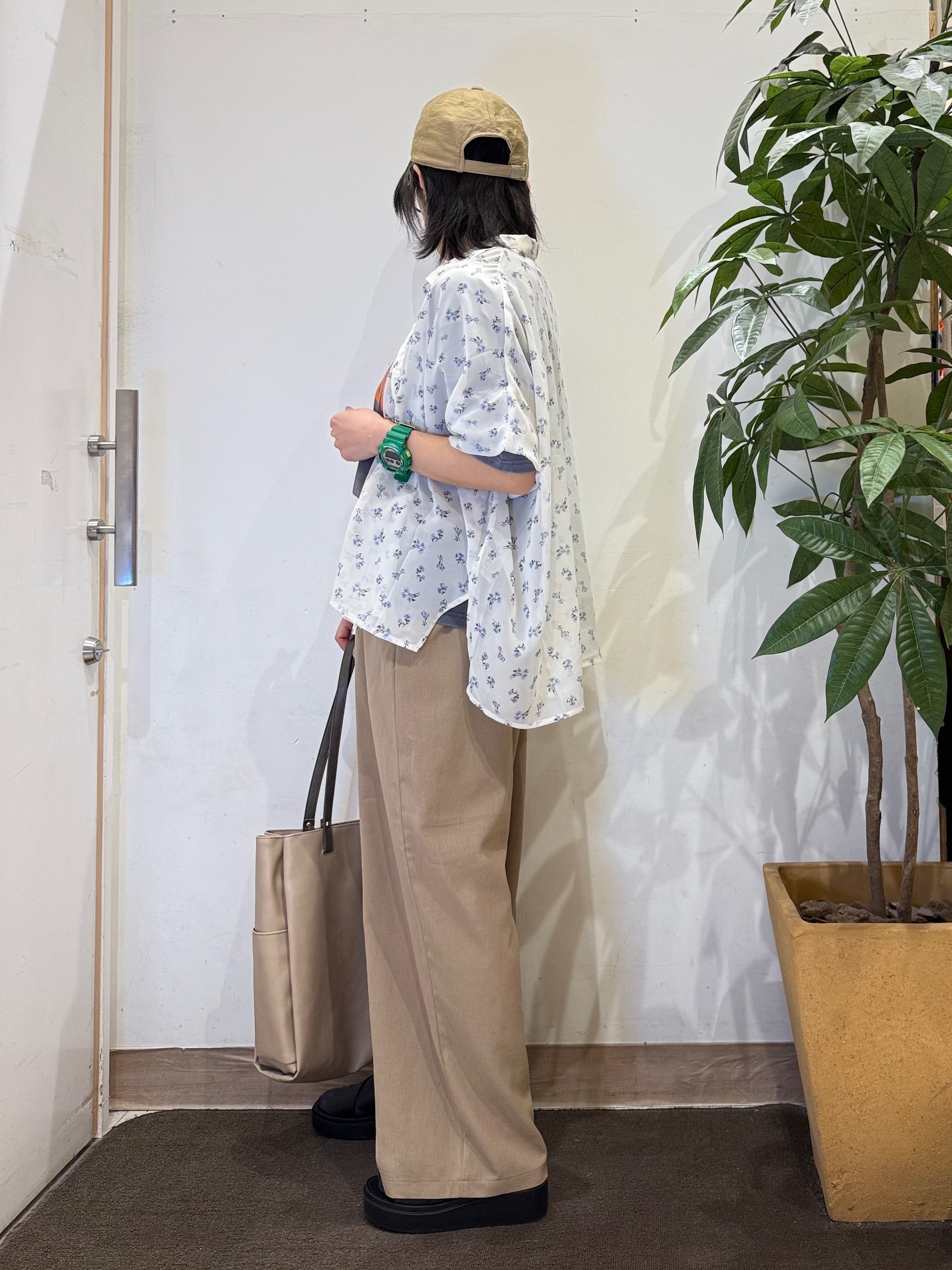misakiさんの「SHOO･LA･RUE｜【洗濯機可/体型カバー】羽織るだけで雰囲気変わる 柄アソート ポンチョ風シアーシャツ」を使ったコーディネート