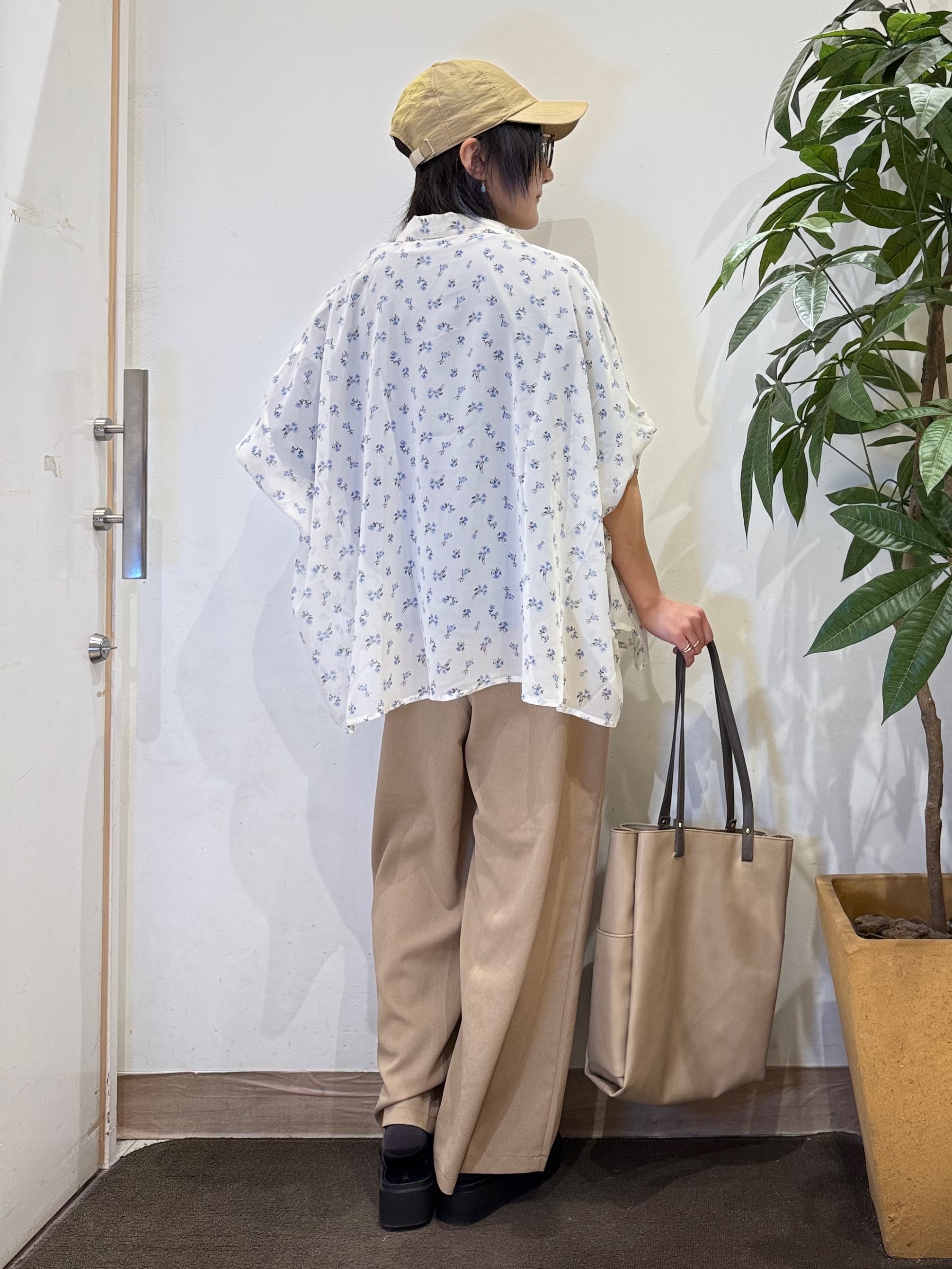 misakiさんの「SHOO･LA･RUE｜【洗濯機可/体型カバー】羽織るだけで雰囲気変わる 柄アソート ポンチョ風シアーシャツ」を使ったコーディネート