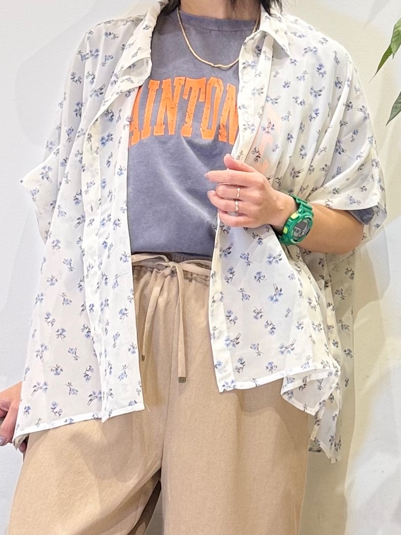 misakiさんの「SHOO･LA･RUE｜【洗濯機可/体型カバー】羽織るだけで雰囲気変わる 柄アソート ポンチョ風シアーシャツ」を使ったコーディネート