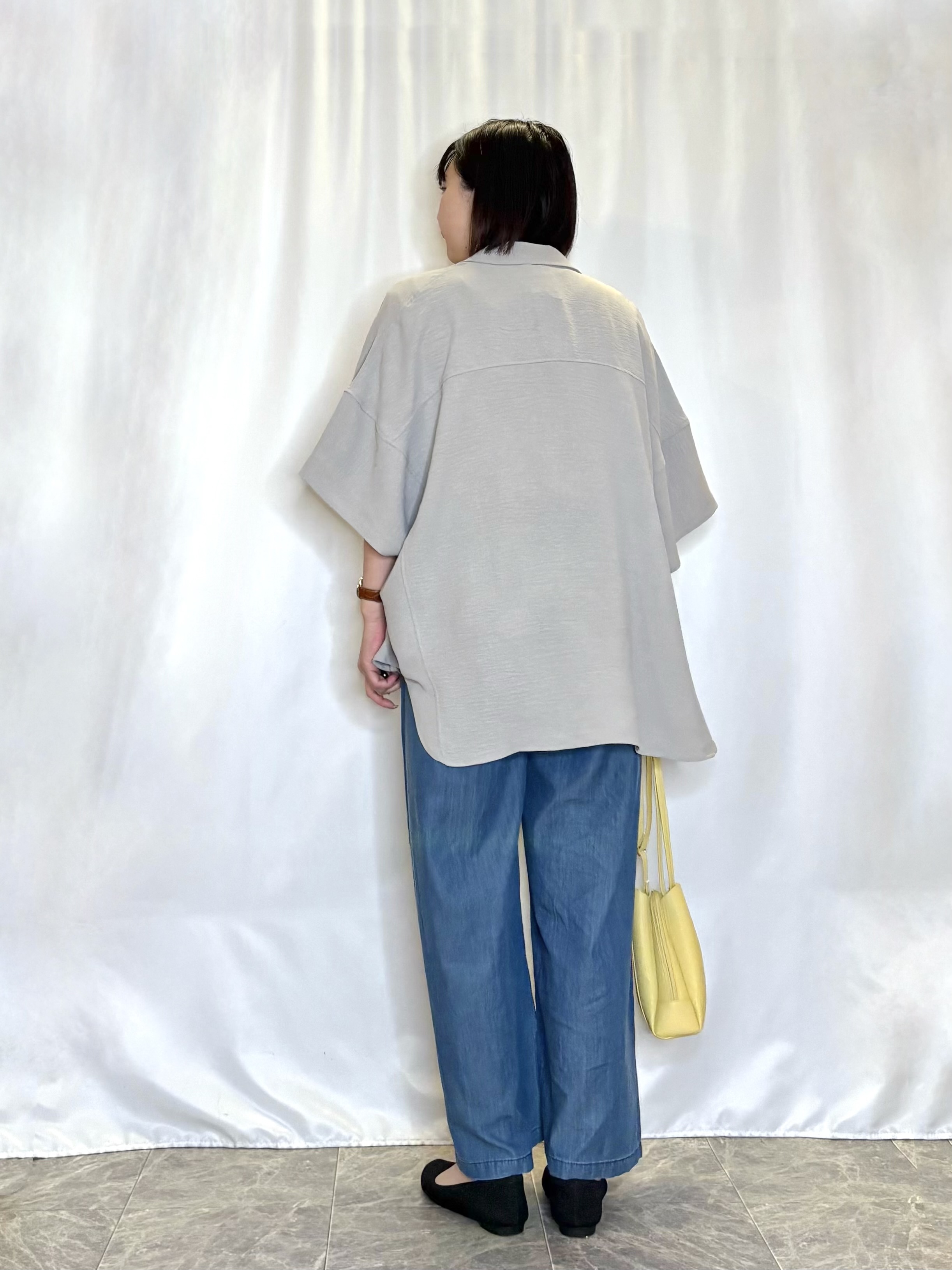 ネリさんの「SHOO･LA･RUE｜【高レビュー/洗濯後しわになりにくい/体型カバー】きちんとゆるっと 大人の抜け感 ポンチョ風カラーシ」を使ったコーディネート