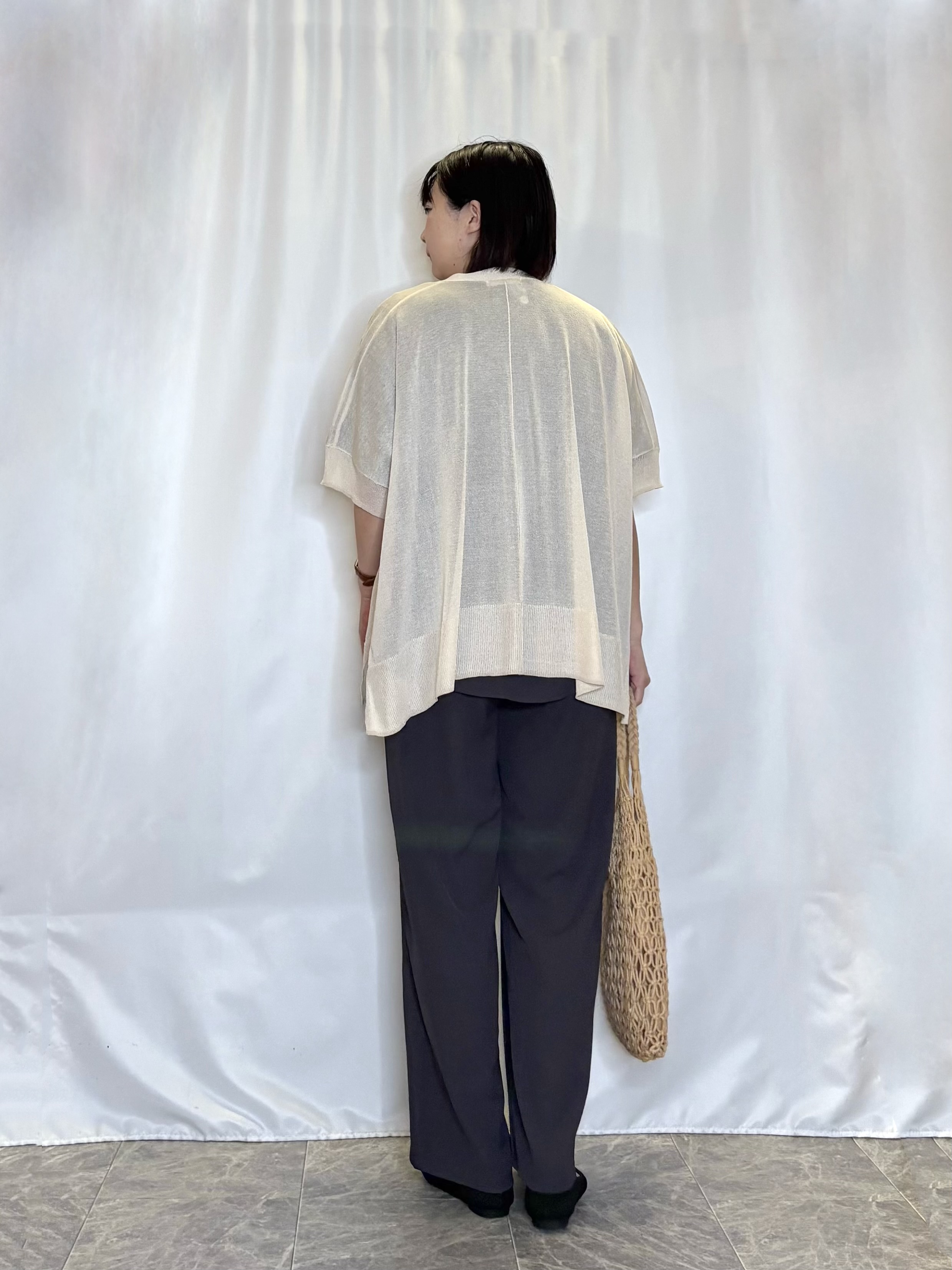 ネリさんの「SHOO･LA･RUE｜【洗濯機可/体型カバー】上品ラメがきらめく シアーポンチョ風カーディガン」を使ったコーディネート
