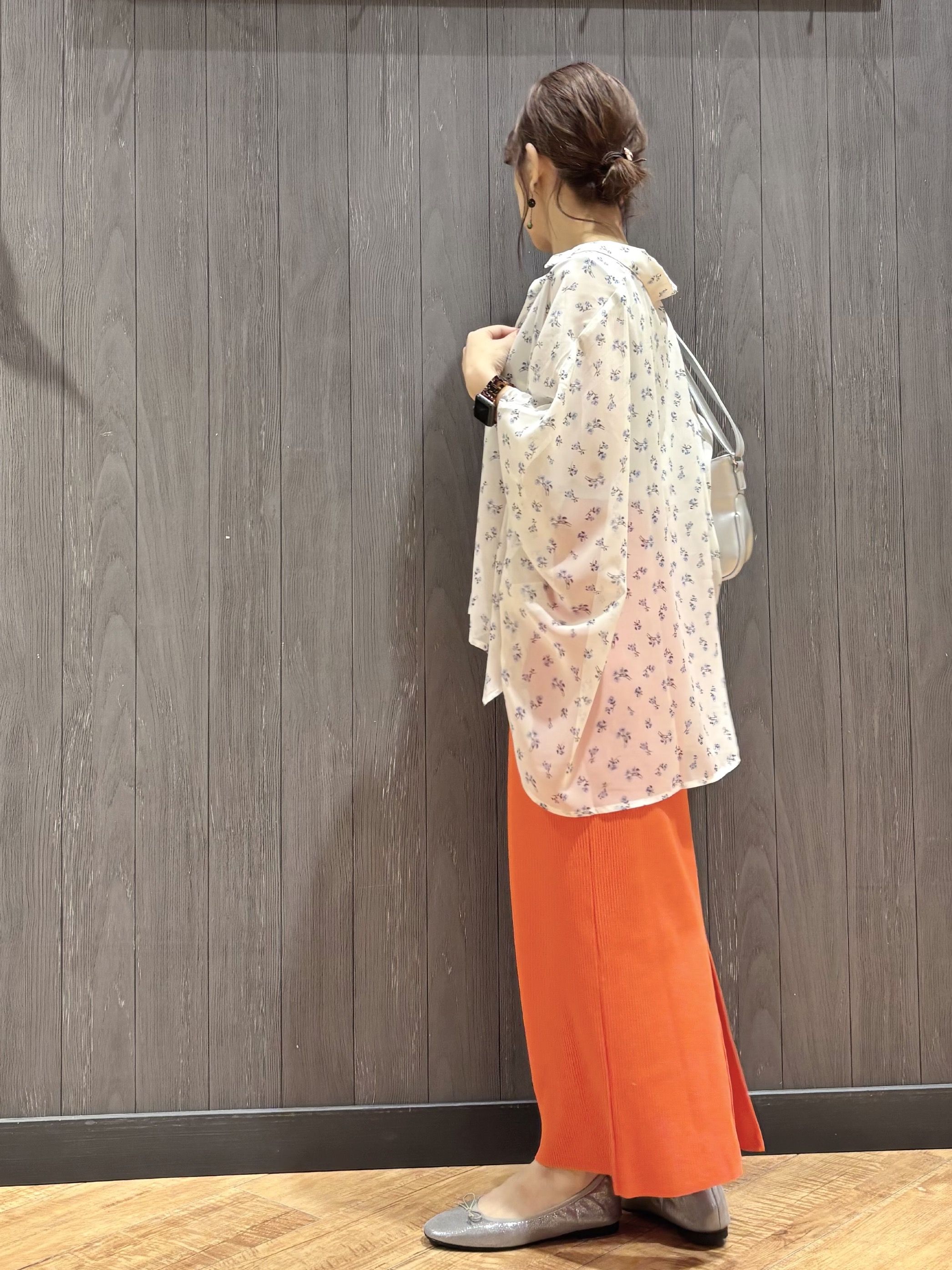 meiさんの「SHOO･LA･RUE｜【洗濯機可/体型カバー】羽織るだけで雰囲気変わる 柄アソート ポンチョ風シアーシャツ」を使ったコーディネート