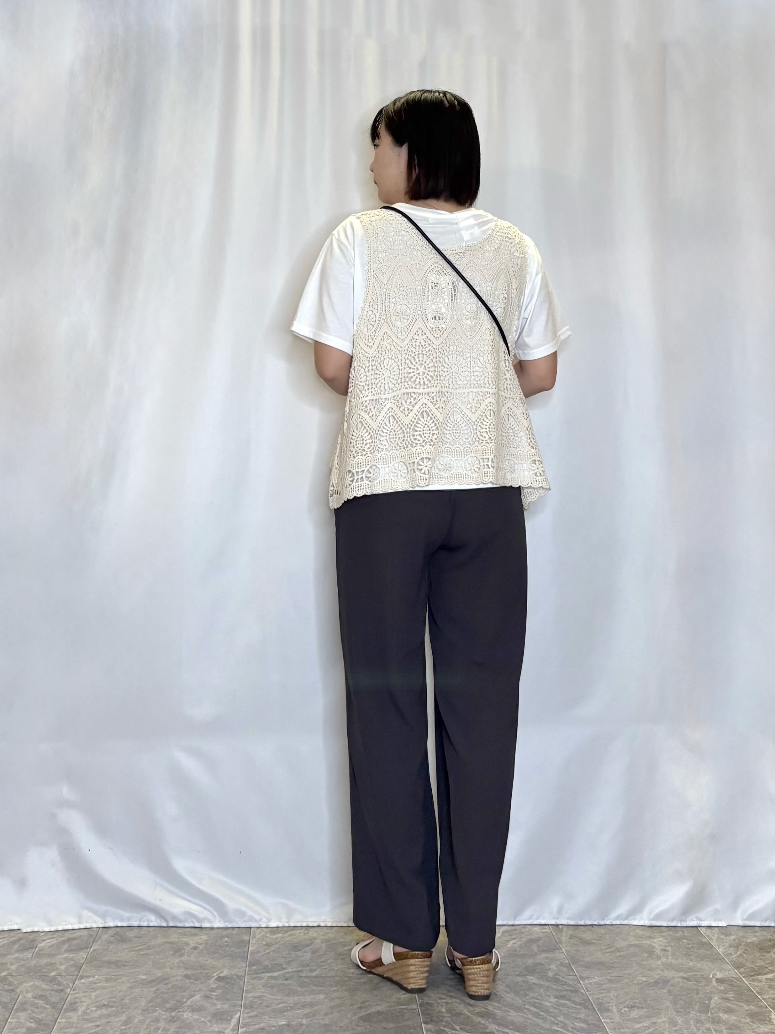 ネリさんの「SHOO･LA･RUE｜【2点セット/S-LL】透かしクロシェ編みベスト＋ロゴT 大人の涼やかセット」を使ったコーディネート