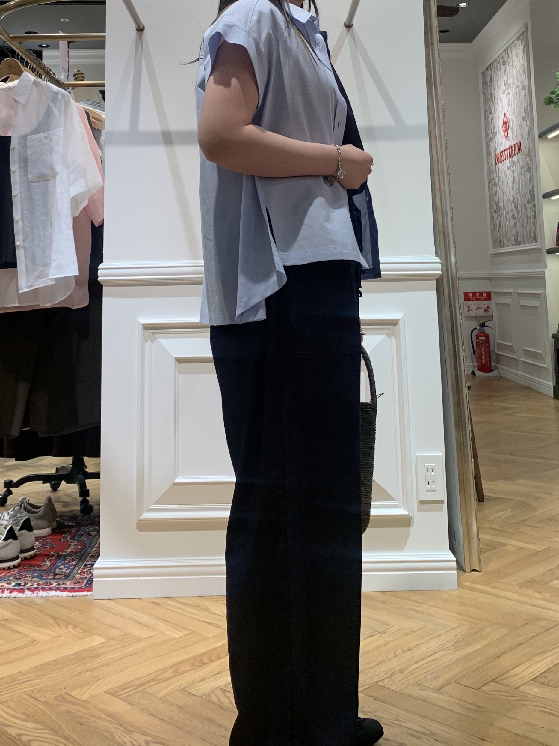 SAKAIさんの「DRESSTERIOR｜【毎年人気/ウォッシャブル】バックフレアオックスシャツ」を使ったコーディネート