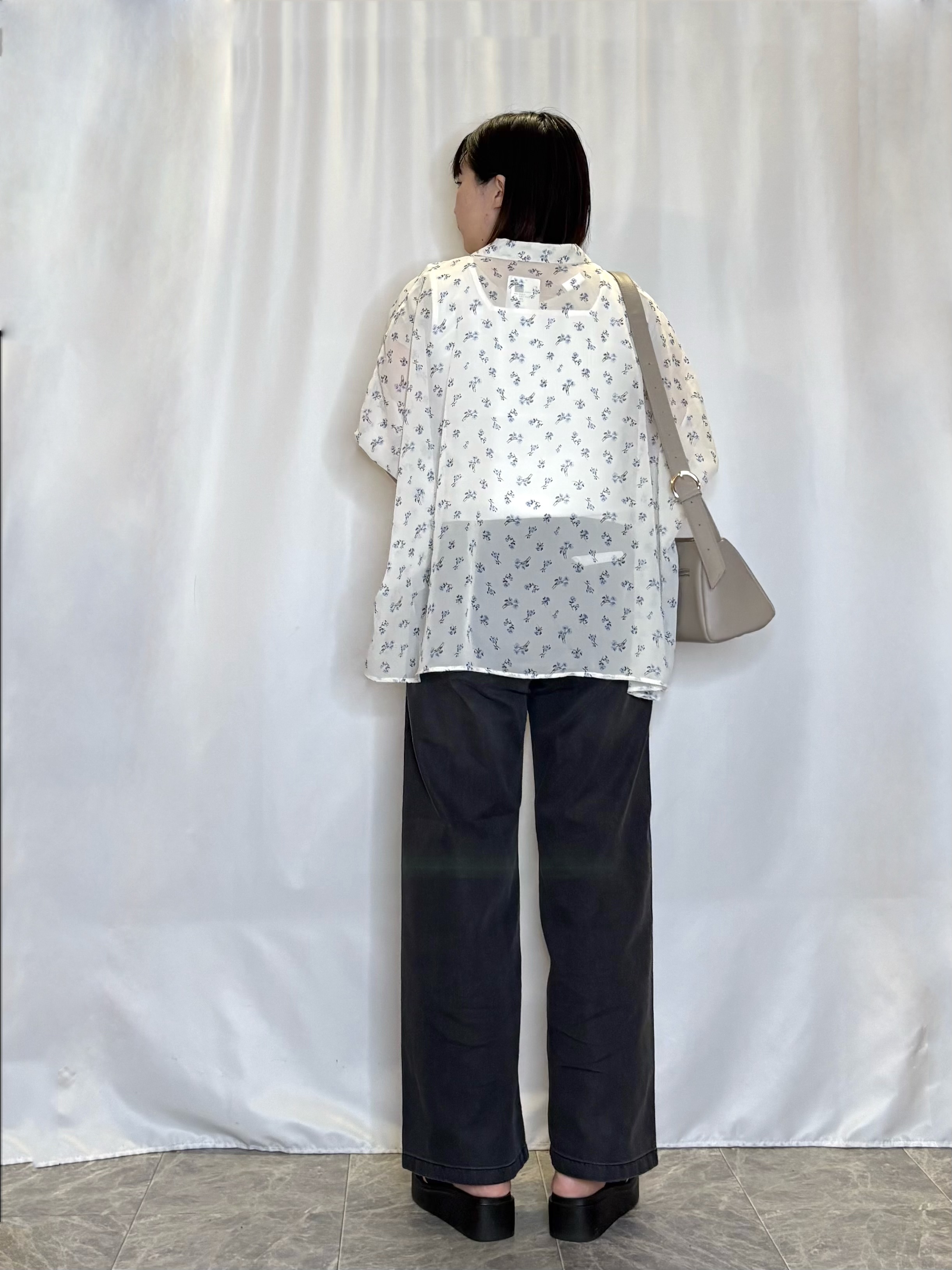 ネリさんの「SHOO･LA･RUE｜【洗濯機可/体型カバー】羽織るだけで雰囲気変わる 柄アソート ポンチョ風シアーシャツ」を使ったコーディネート