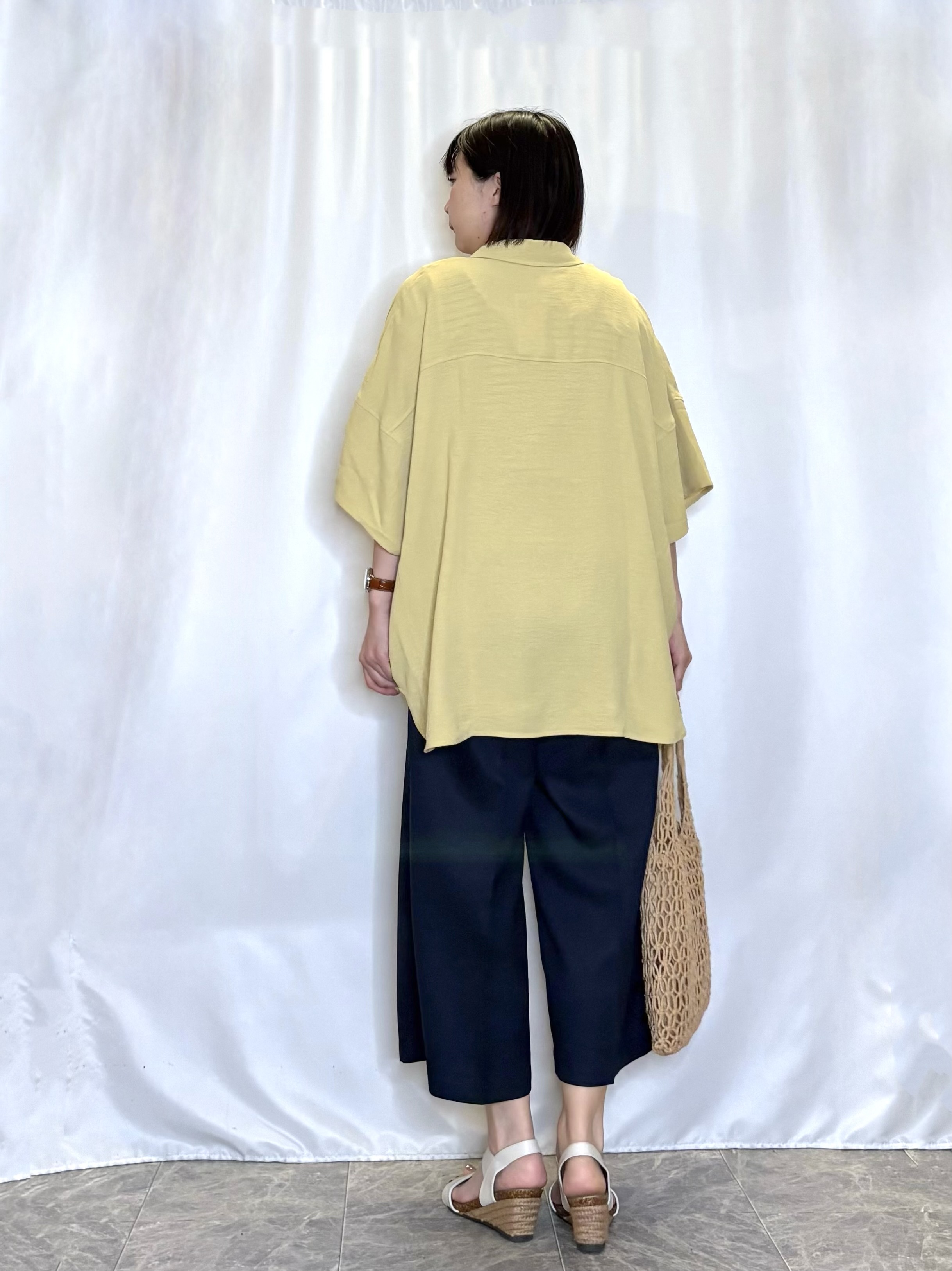 ネリさんの「SHOO･LA･RUE｜【高レビュー/洗濯後しわになりにくい/体型カバー】きちんとゆるっと 大人の抜け感 ポンチョ風カラーシ」を使ったコーディネート
