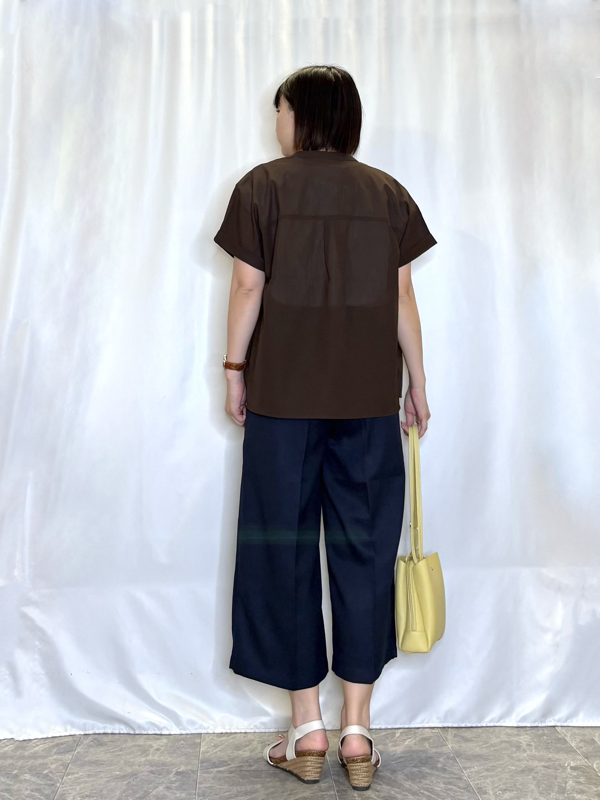ネリさんの「SHOO･LA･RUE｜【通気性〇/UV/S-LL】風が通り抜ける 半袖バンドカラーシアーシャツ」を使ったコーディネート