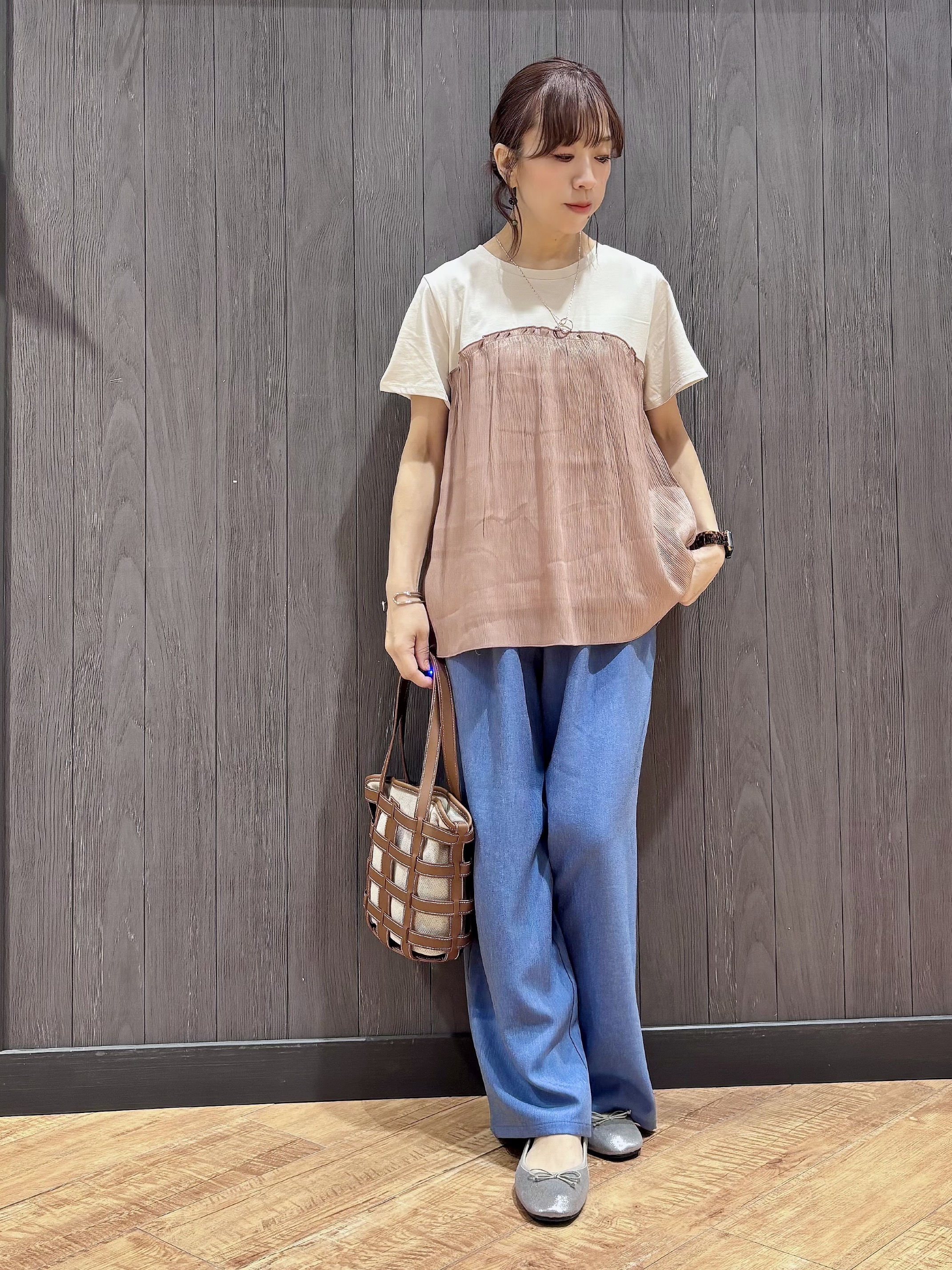 meiさんの「SHOO･LA･RUE｜【体型カバー】1枚でインせず決まる きらきらビスチェ風Tシャツ」を使ったコーディネート