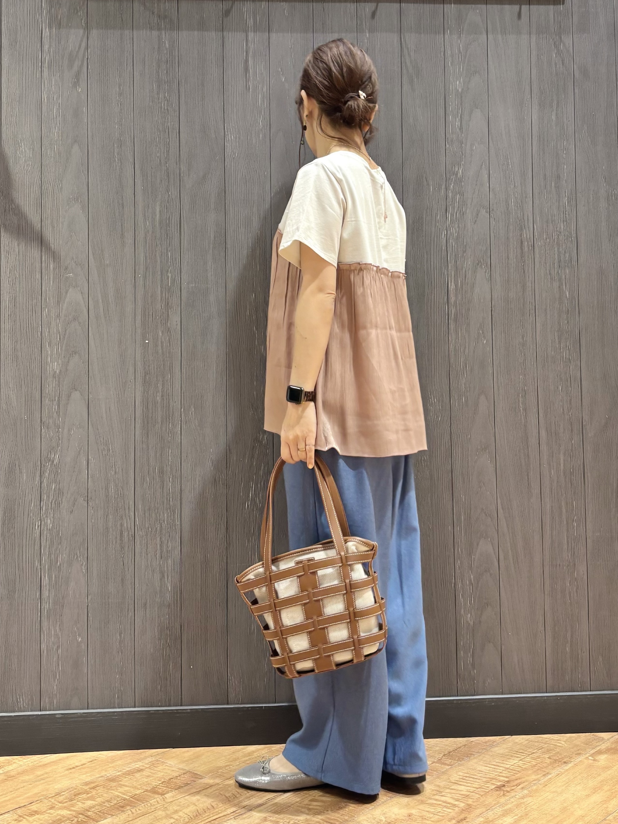 meiさんの「SHOO･LA･RUE｜【体型カバー】1枚でインせず決まる きらきらビスチェ風Tシャツ」を使ったコーディネート
