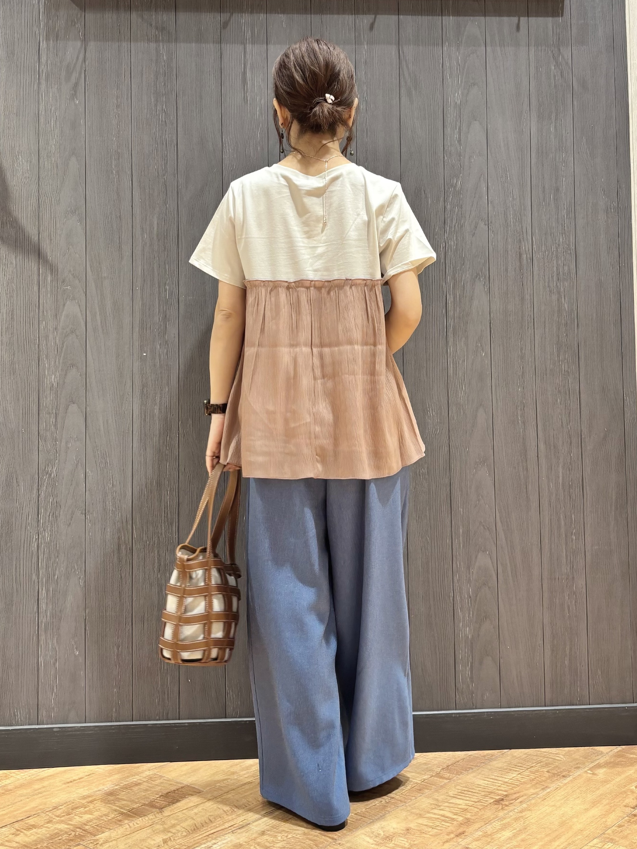 meiさんの「SHOO･LA･RUE｜【体型カバー】1枚でインせず決まる きらきらビスチェ風Tシャツ」を使ったコーディネート