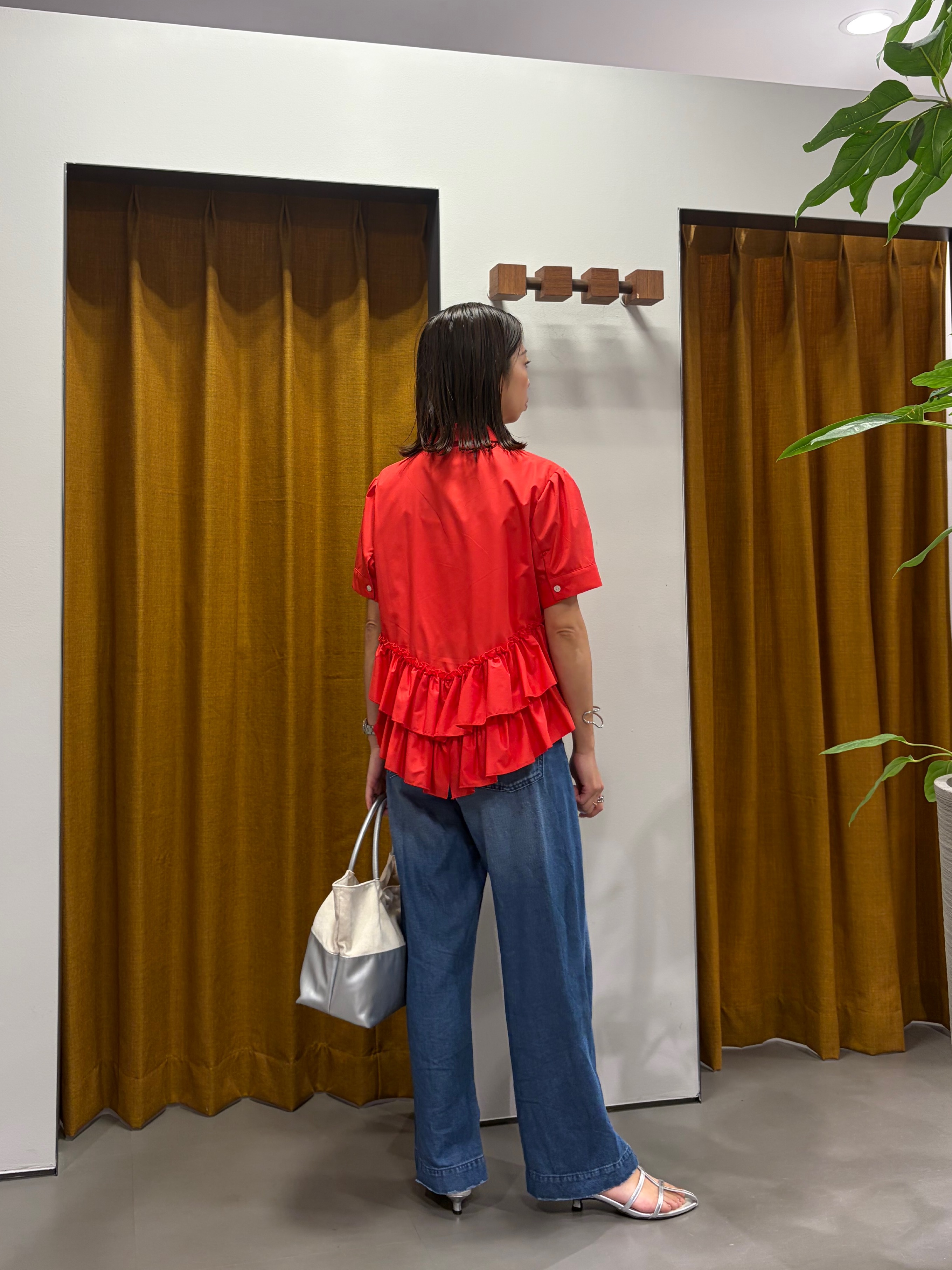 Mikoさんの「INDIVI｜ティアードフリルヘムシャツ」を使ったコーディネート
