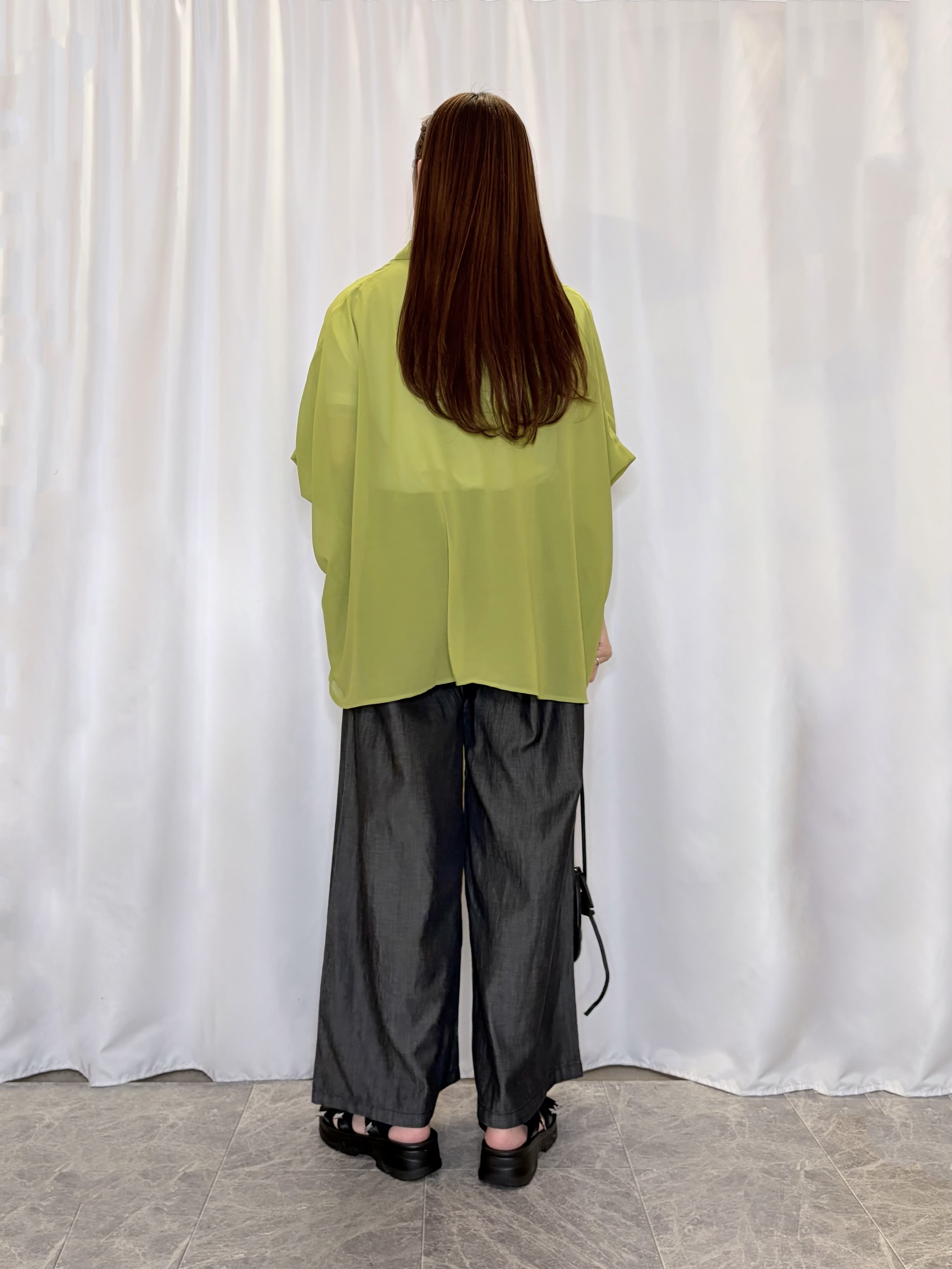 おうめさんの「SHOO･LA･RUE｜【洗濯機可/体型カバー】羽織るだけで雰囲気変わる 柄アソート ポンチョ風シアーシャツ」を使ったコーディネート