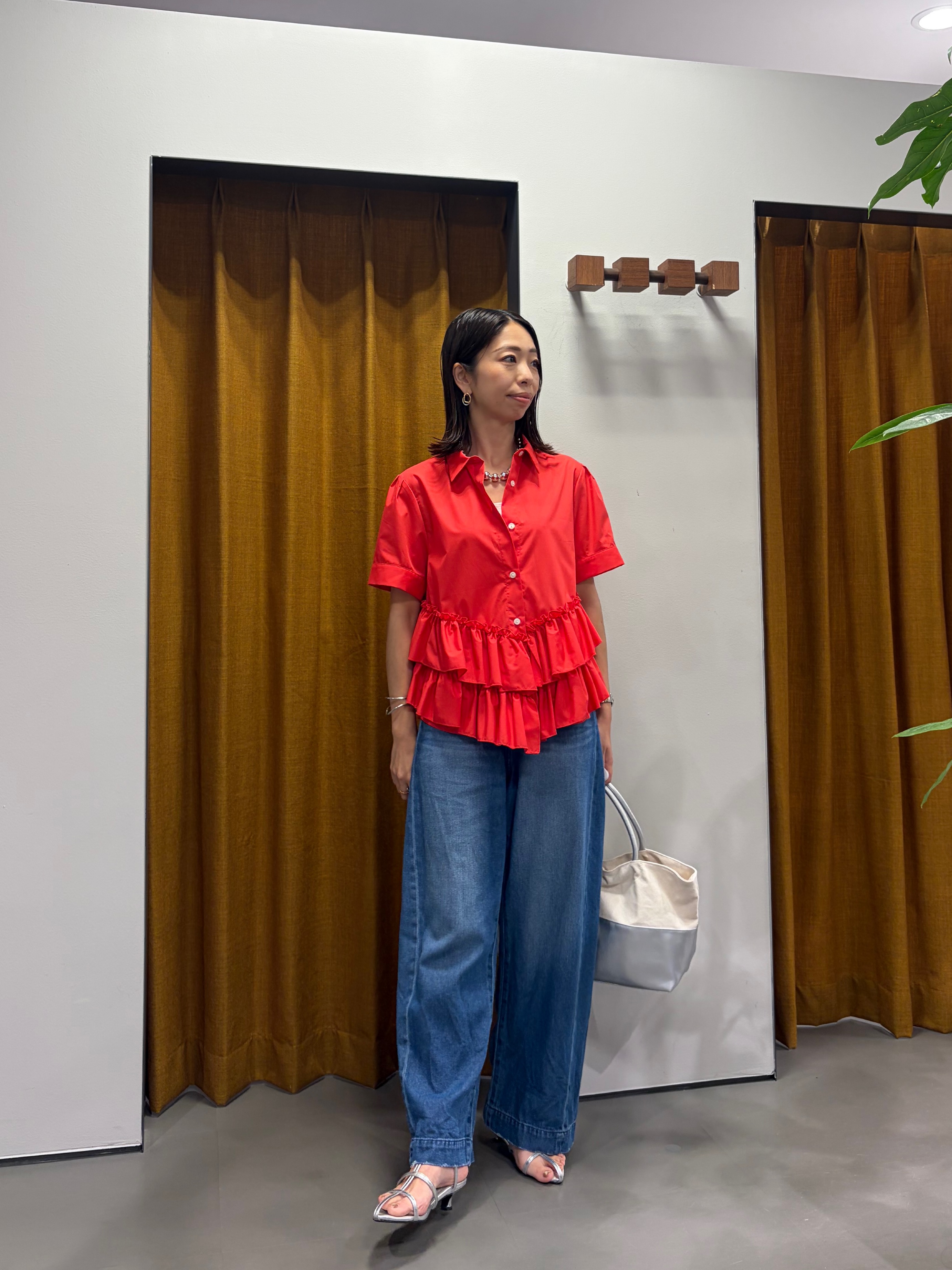 Mikoさんの「INDIVI｜ティアードフリルヘムシャツ」を使ったコーディネート