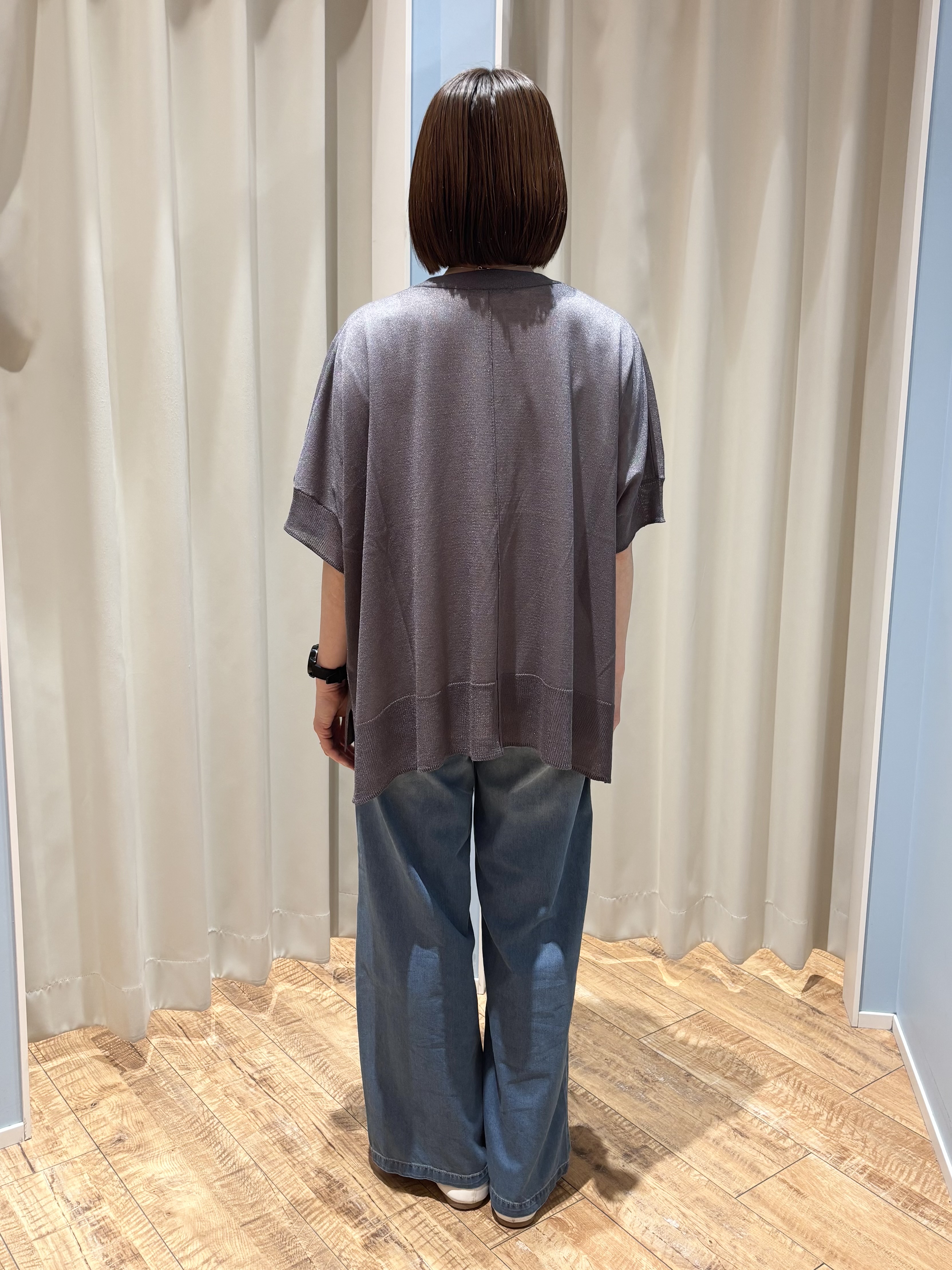 rieさんの「SHOO･LA･RUE｜【洗濯機可/体型カバー】上品ラメがきらめく シアーポンチョ風カーディガン」を使ったコーディネート