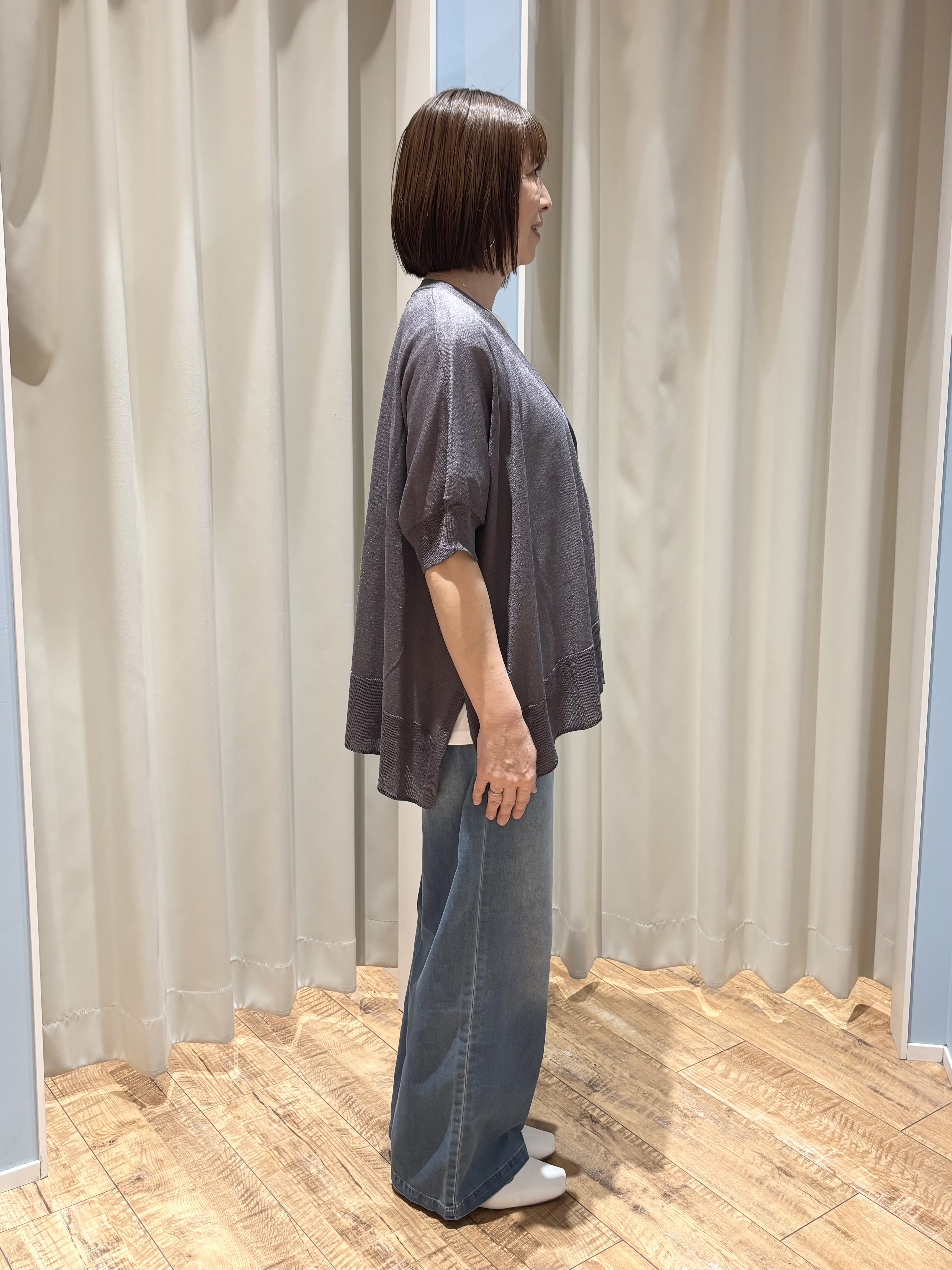 rieさんの「SHOO･LA･RUE｜【洗濯機可/体型カバー】上品ラメがきらめく シアーポンチョ風カーディガン」を使ったコーディネート