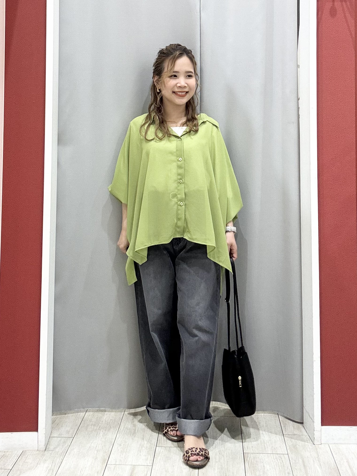 shioさんの「SHOO･LA･RUE｜【洗濯機可/体型カバー】羽織るだけで雰囲気変わる 柄アソート ポンチョ風シアーシャツ」を使ったコーディネート