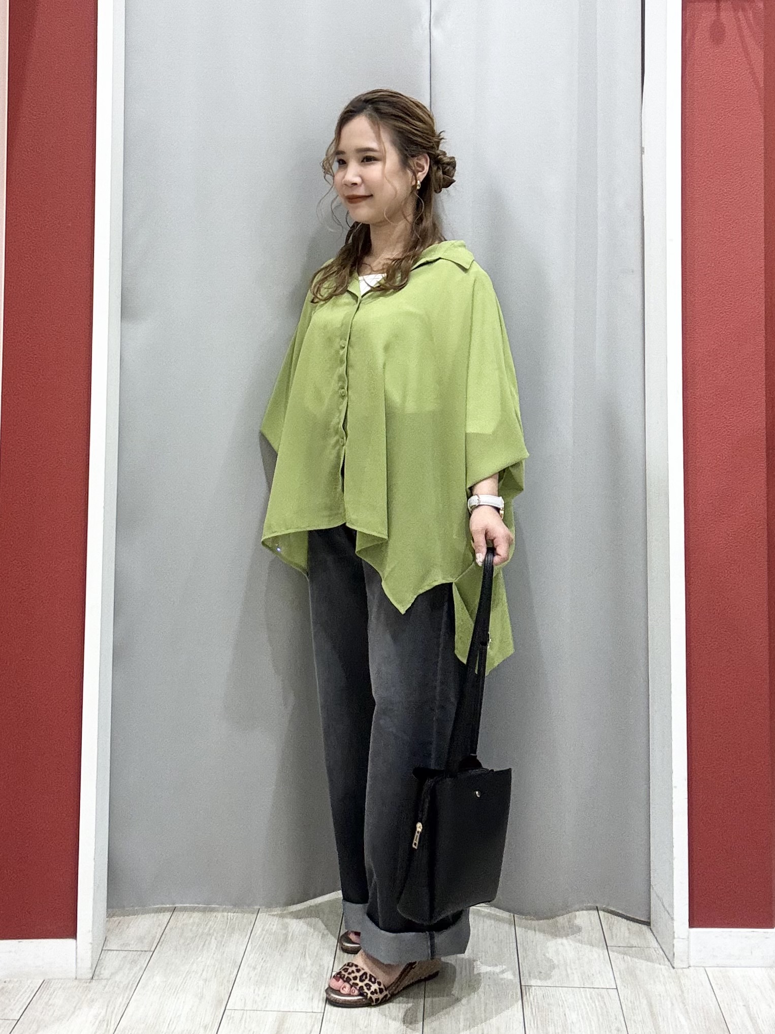 shioさんの「SHOO･LA･RUE｜【洗濯機可/体型カバー】羽織るだけで雰囲気変わる 柄アソート ポンチョ風シアーシャツ」を使ったコーディネート