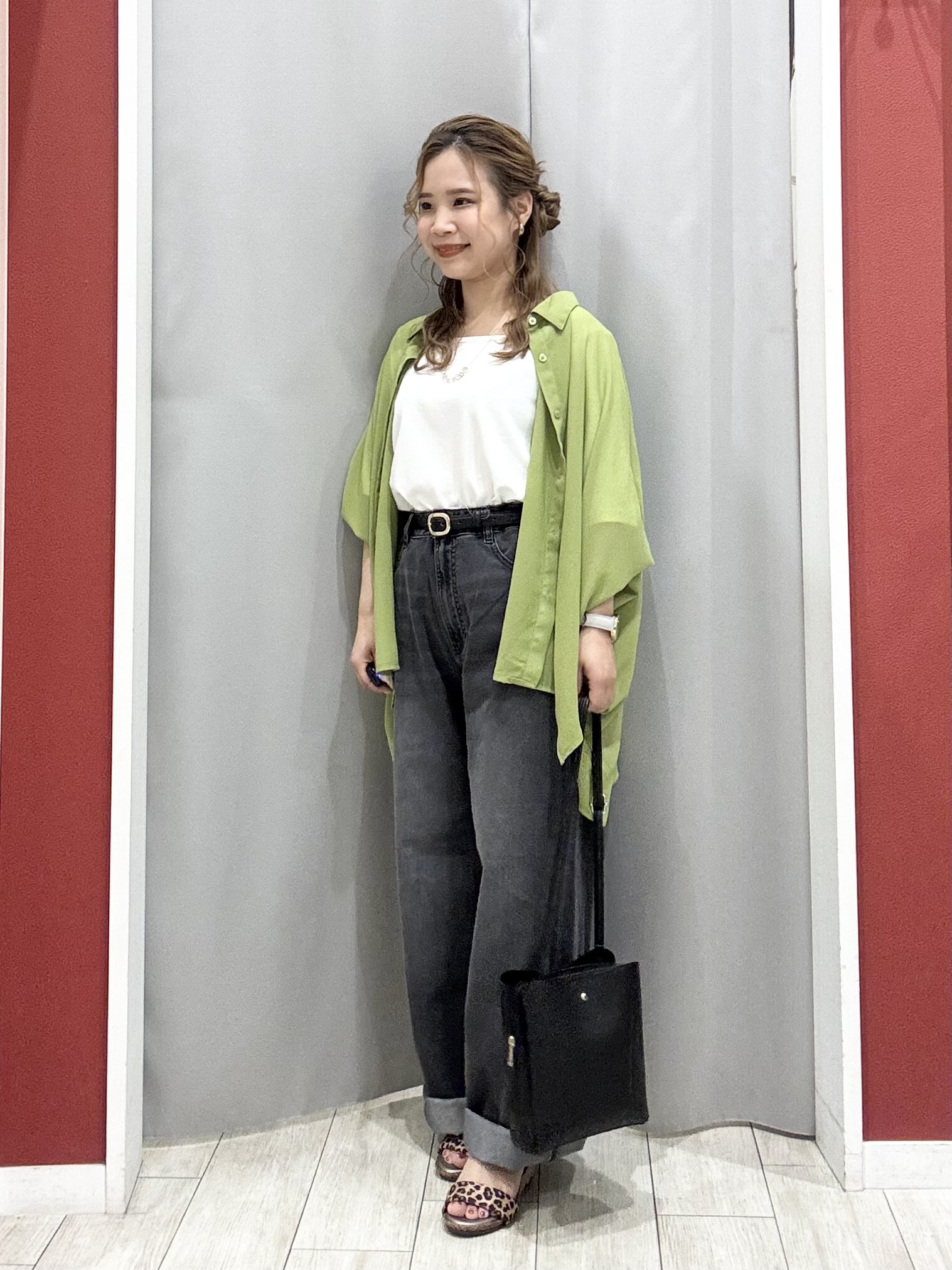 shioさんの「SHOO･LA･RUE｜【洗濯機可/体型カバー】羽織るだけで雰囲気変わる 柄アソート ポンチョ風シアーシャツ」を使ったコーディネート