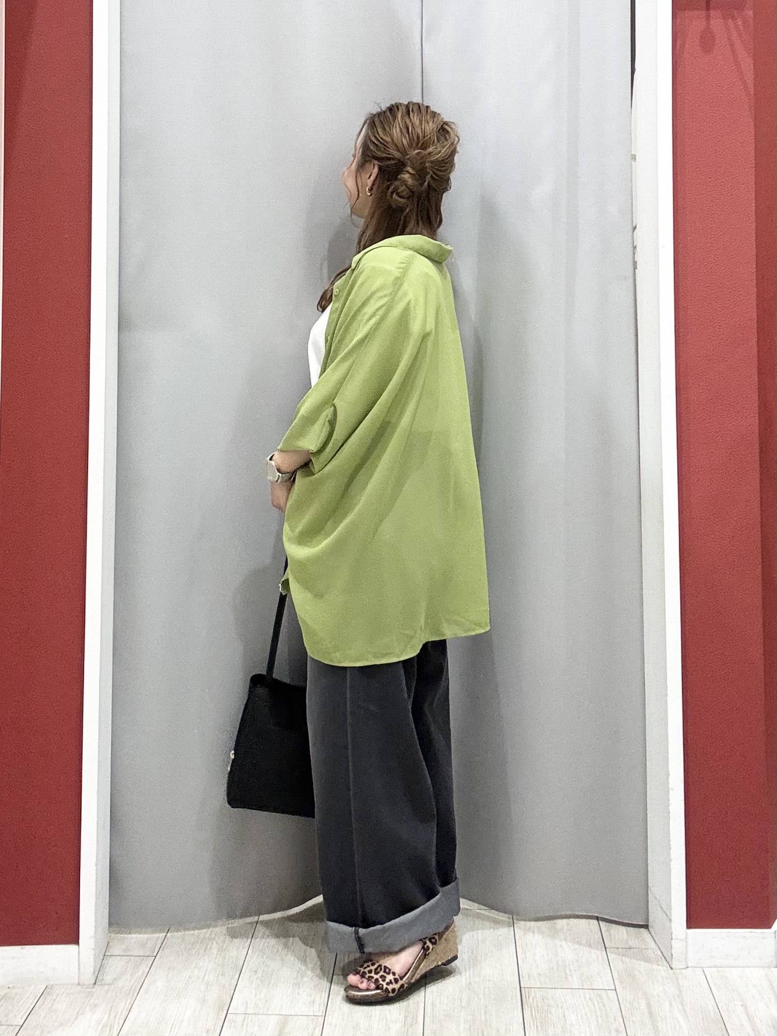 shioさんの「SHOO･LA･RUE｜【洗濯機可/体型カバー】羽織るだけで雰囲気変わる 柄アソート ポンチョ風シアーシャツ」を使ったコーディネート