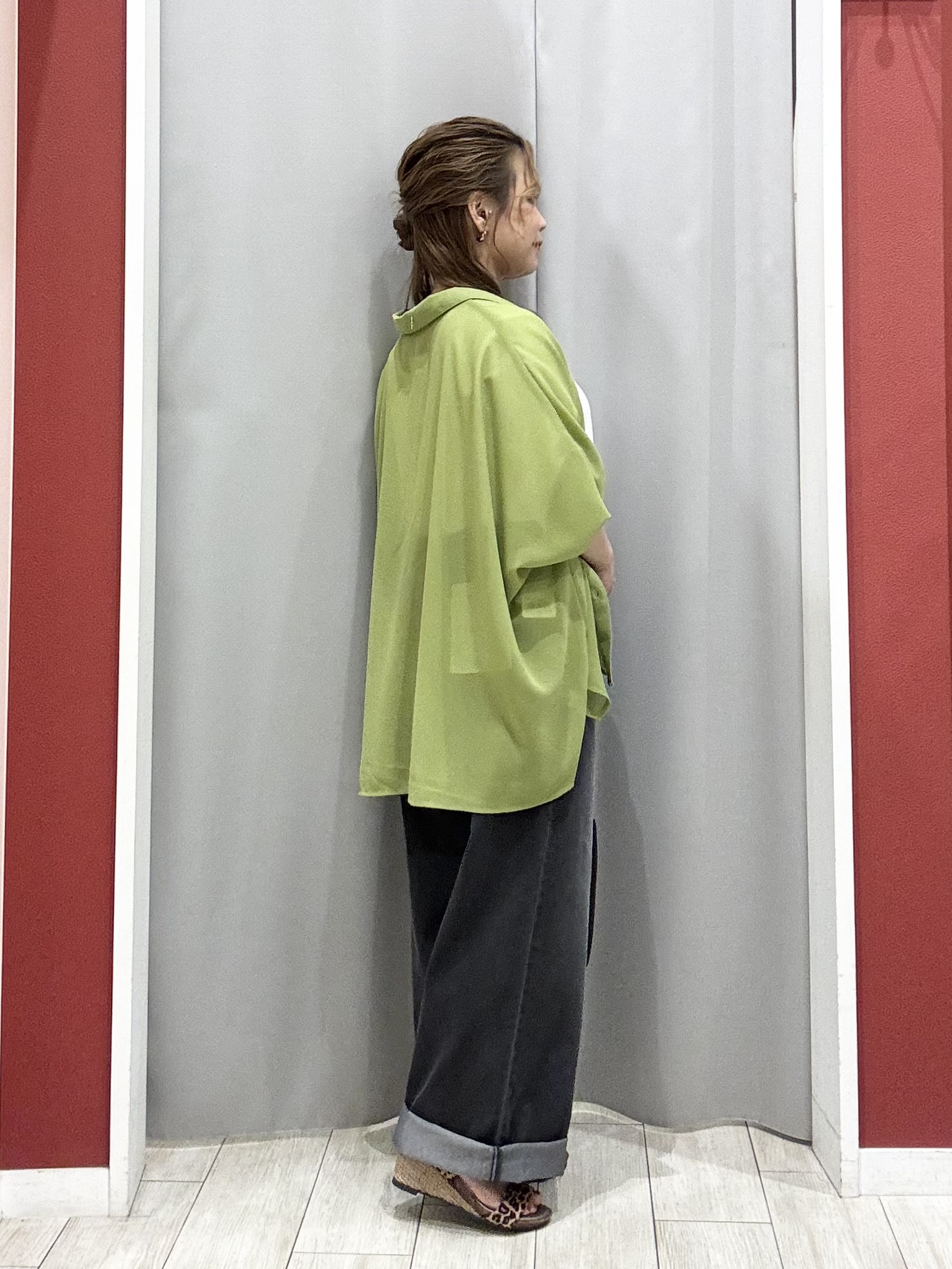 shioさんの「SHOO･LA･RUE｜【洗濯機可/体型カバー】羽織るだけで雰囲気変わる 柄アソート ポンチョ風シアーシャツ」を使ったコーディネート
