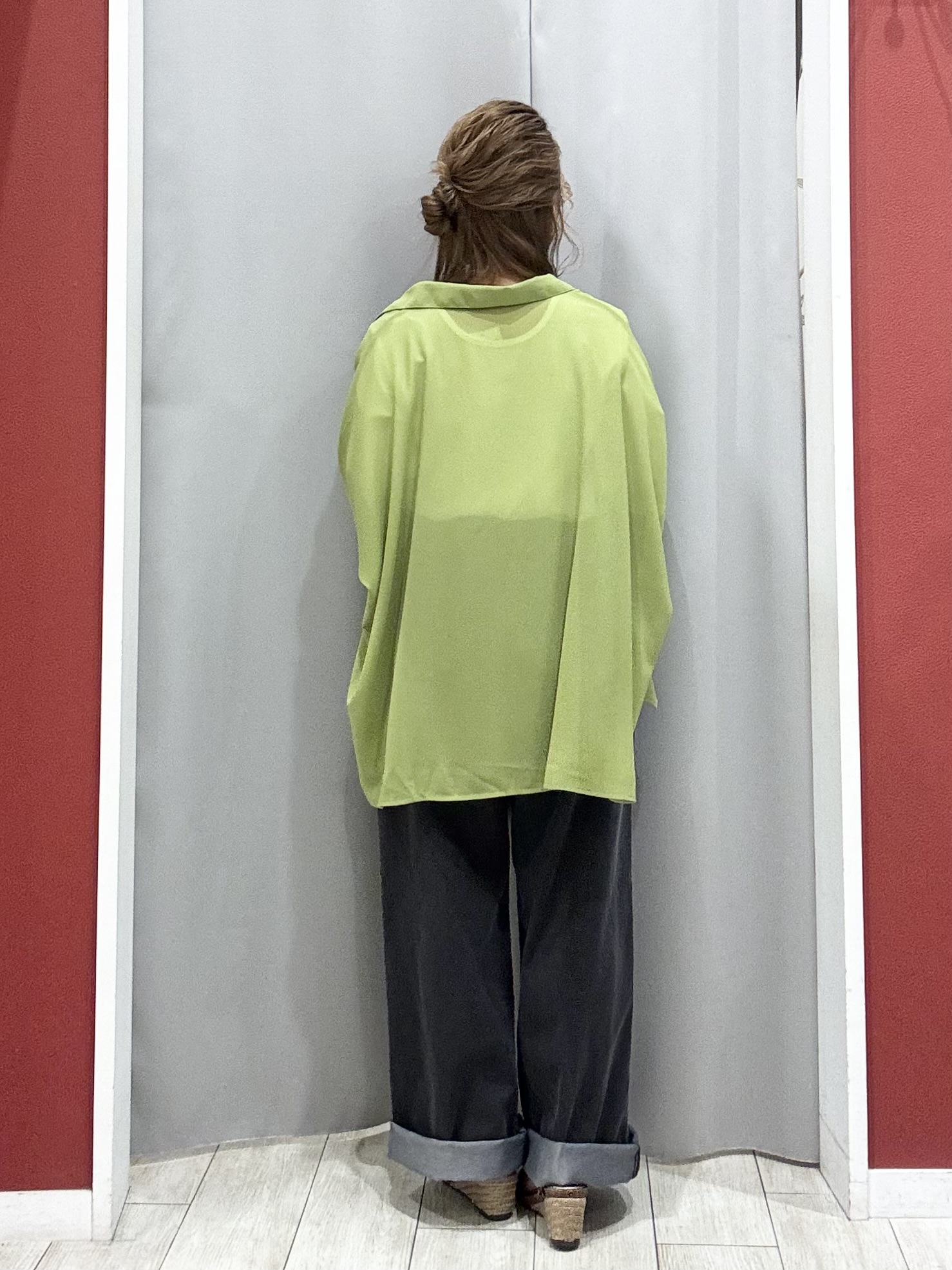 shioさんの「SHOO･LA･RUE｜【洗濯機可/体型カバー】羽織るだけで雰囲気変わる 柄アソート ポンチョ風シアーシャツ」を使ったコーディネート