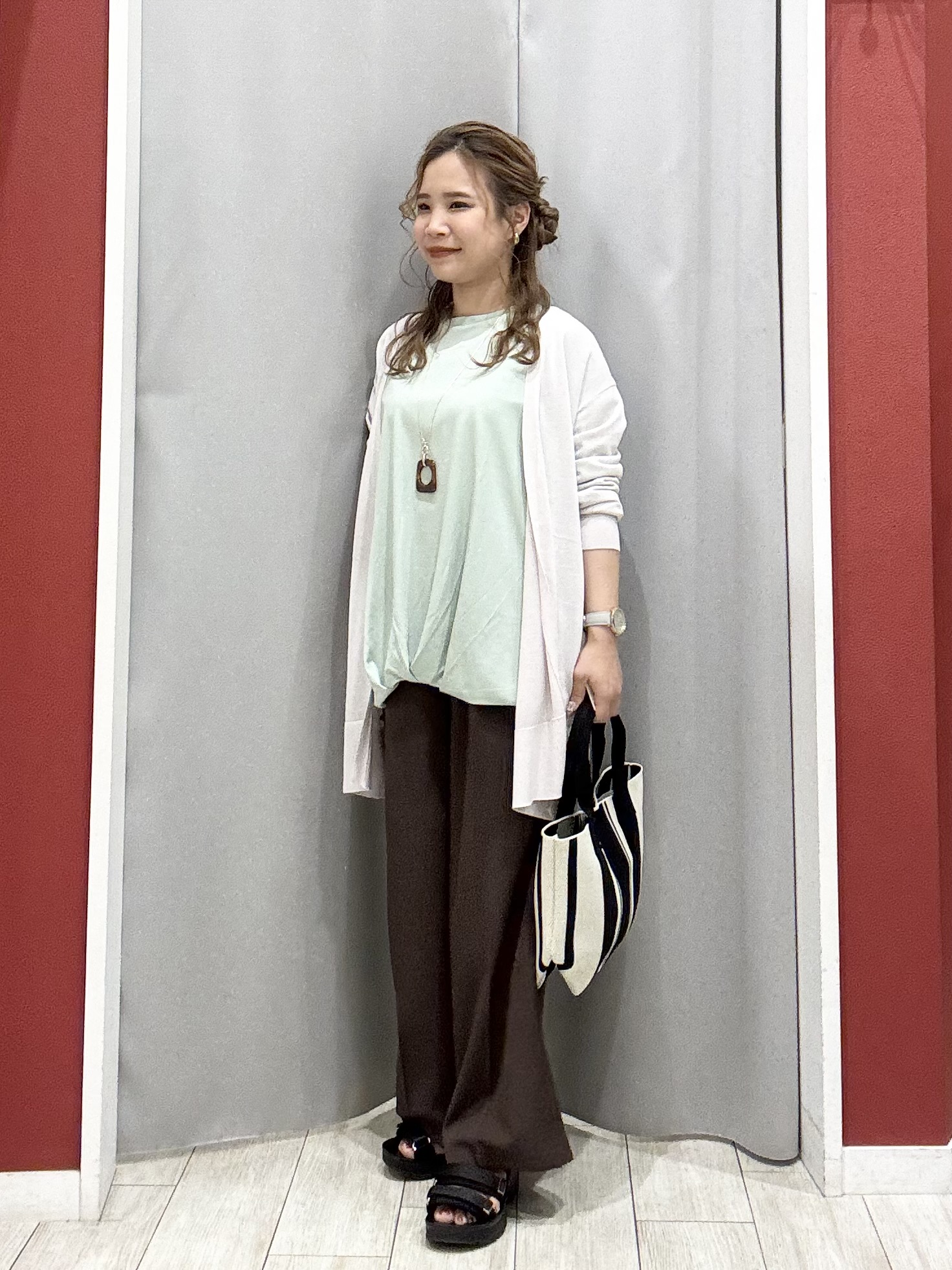 shioさんの「SHOO･LA･RUE｜【洗濯機可/S-LL】着る方がすっきり見えに マルチに使えるミドルトッパーカーディガン」を使ったコーディネート
