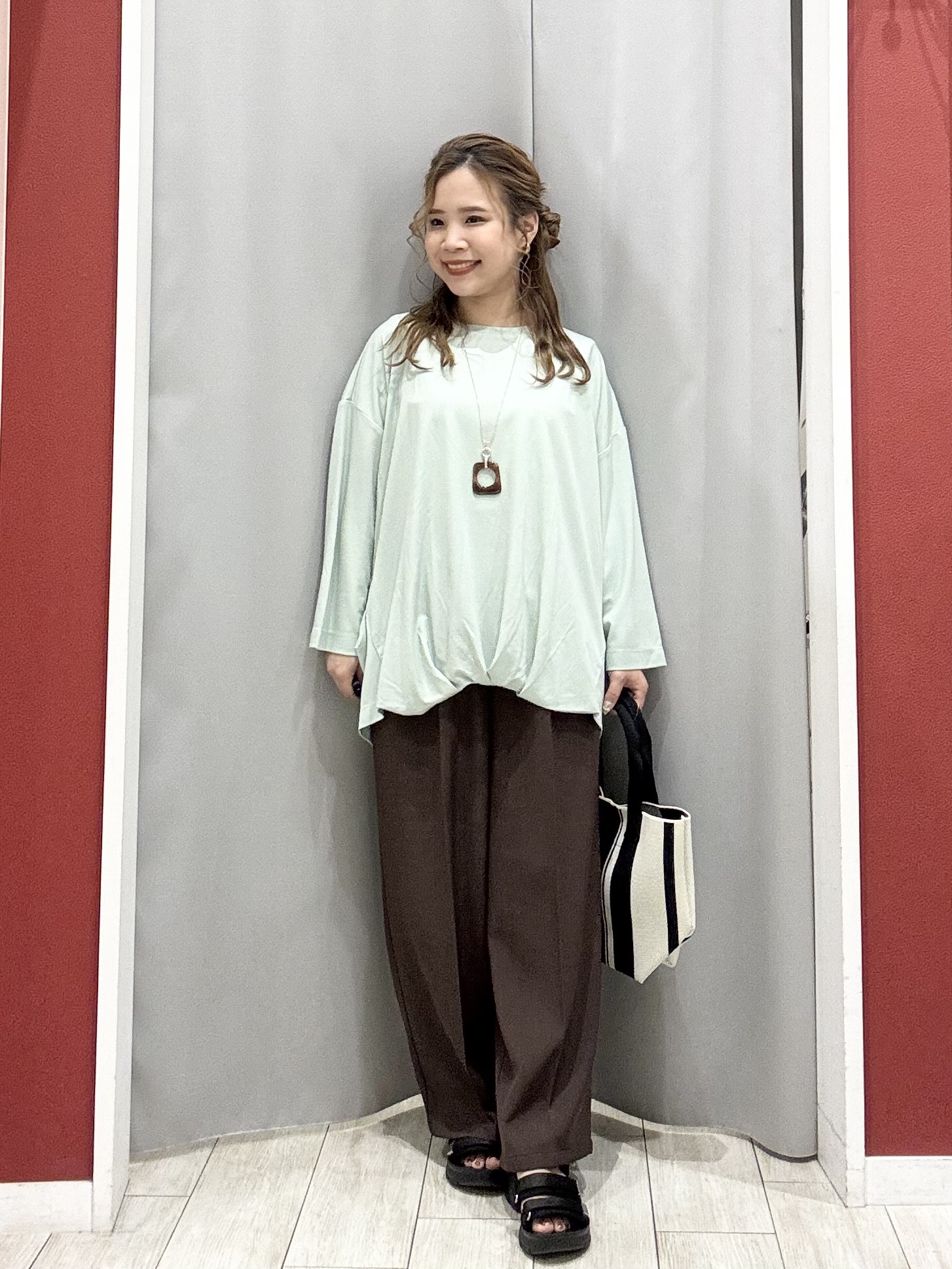shioさんの「SHOO･LA･RUE｜【洗濯機可/S-LL】着る方がすっきり見えに マルチに使えるミドルトッパーカーディガン」を使ったコーディネート