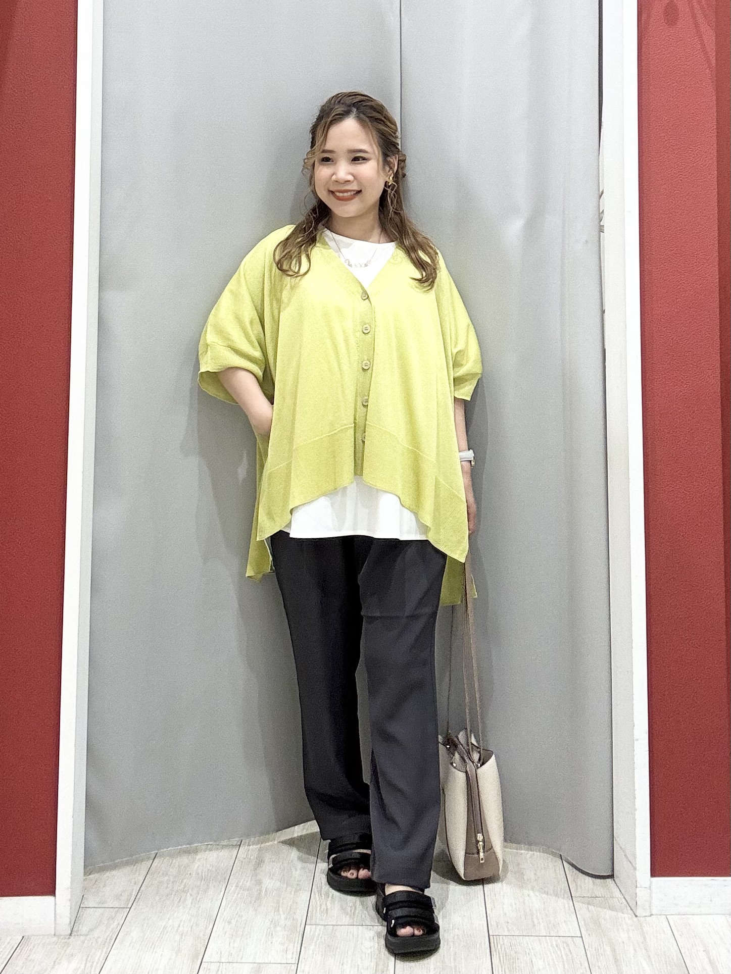 shioさんの「SHOO･LA･RUE｜【洗濯機可/体型カバー】上品ラメがきらめく シアーポンチョ風カーディガン」を使ったコーディネート