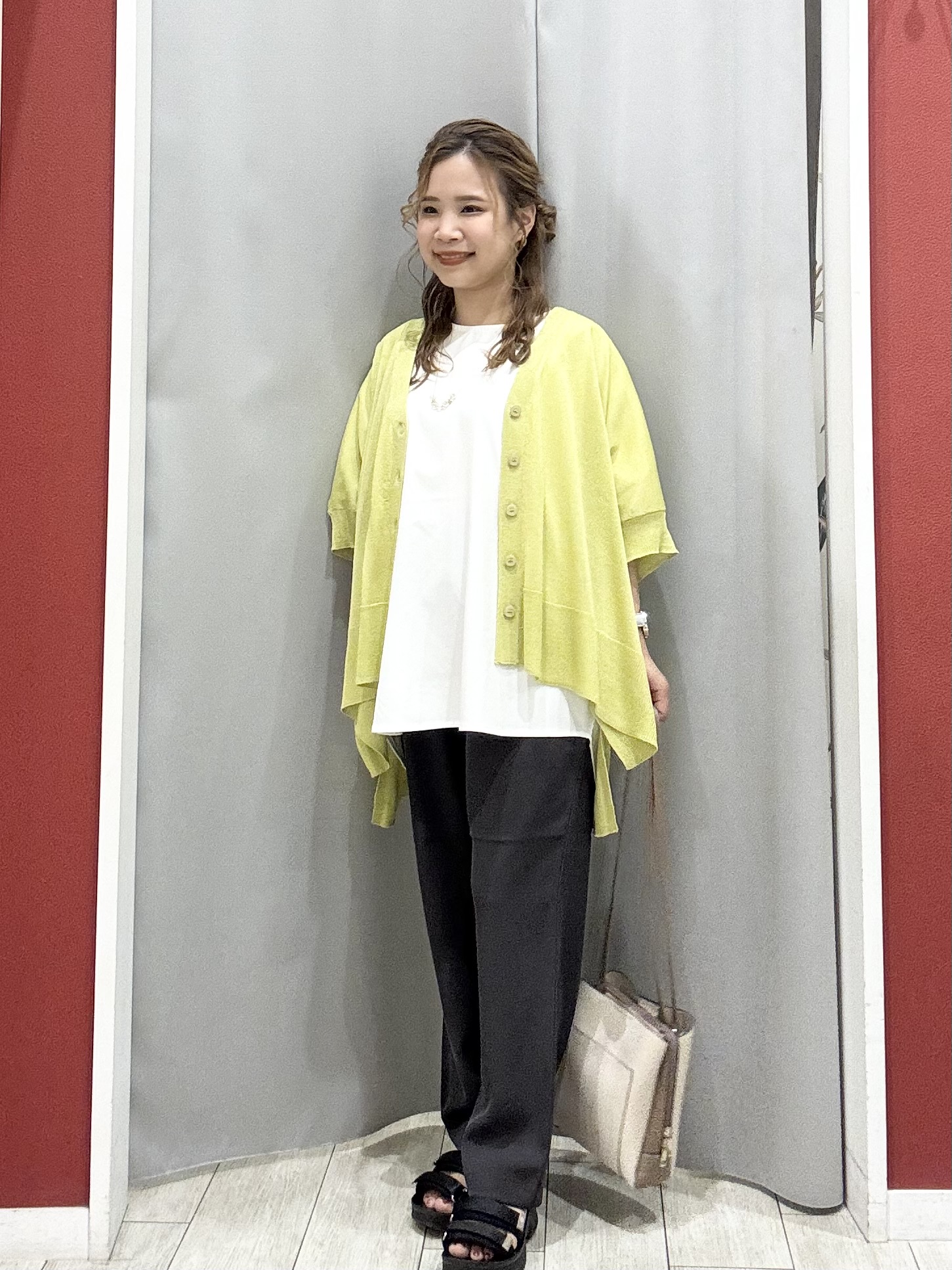 shioさんの「SHOO･LA･RUE｜【洗濯機可/体型カバー】上品ラメがきらめく シアーポンチョ風カーディガン」を使ったコーディネート