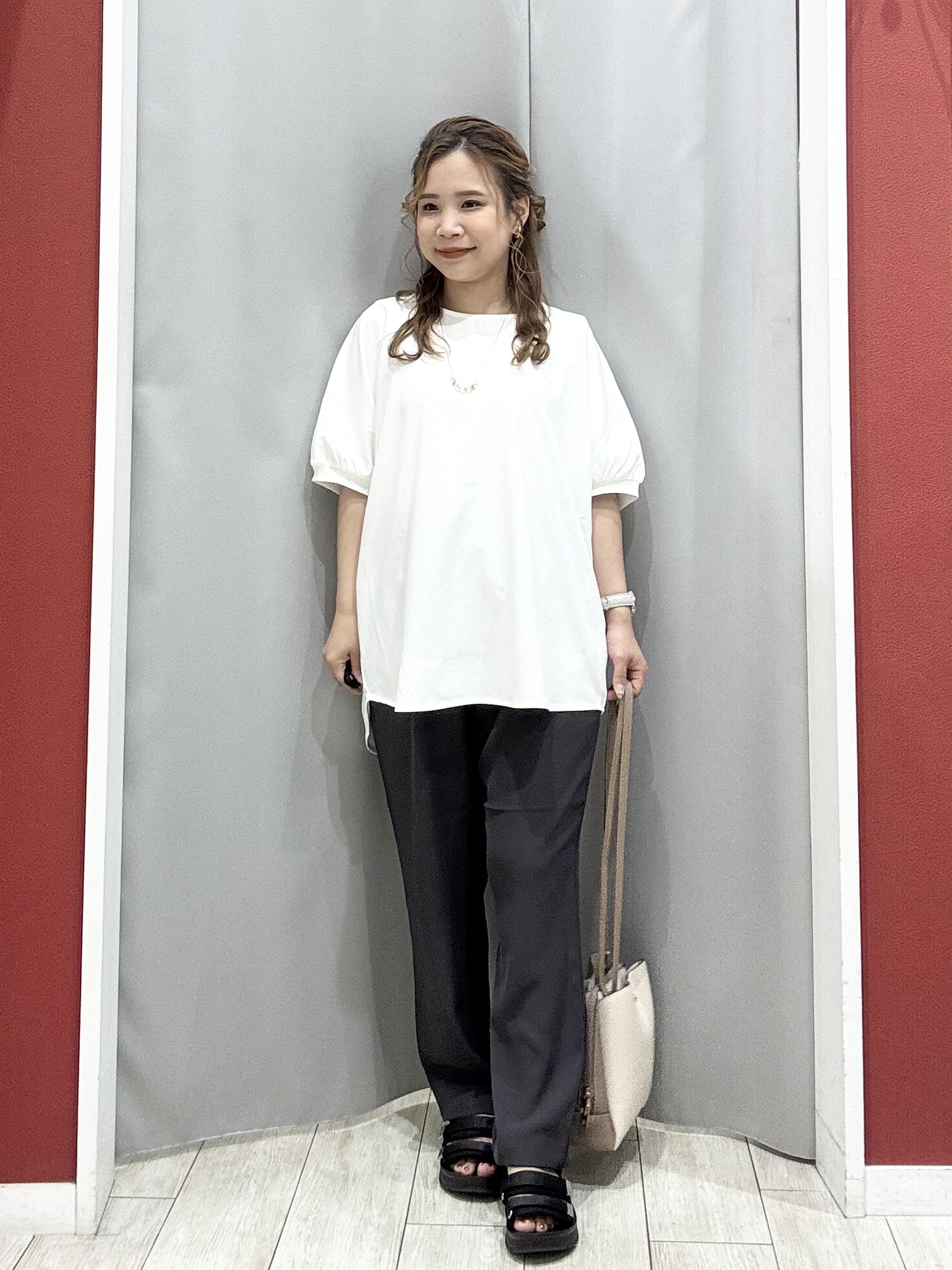 shioさんの「SHOO･LA･RUE｜【洗濯機可/体型カバー】上品ラメがきらめく シアーポンチョ風カーディガン」を使ったコーディネート