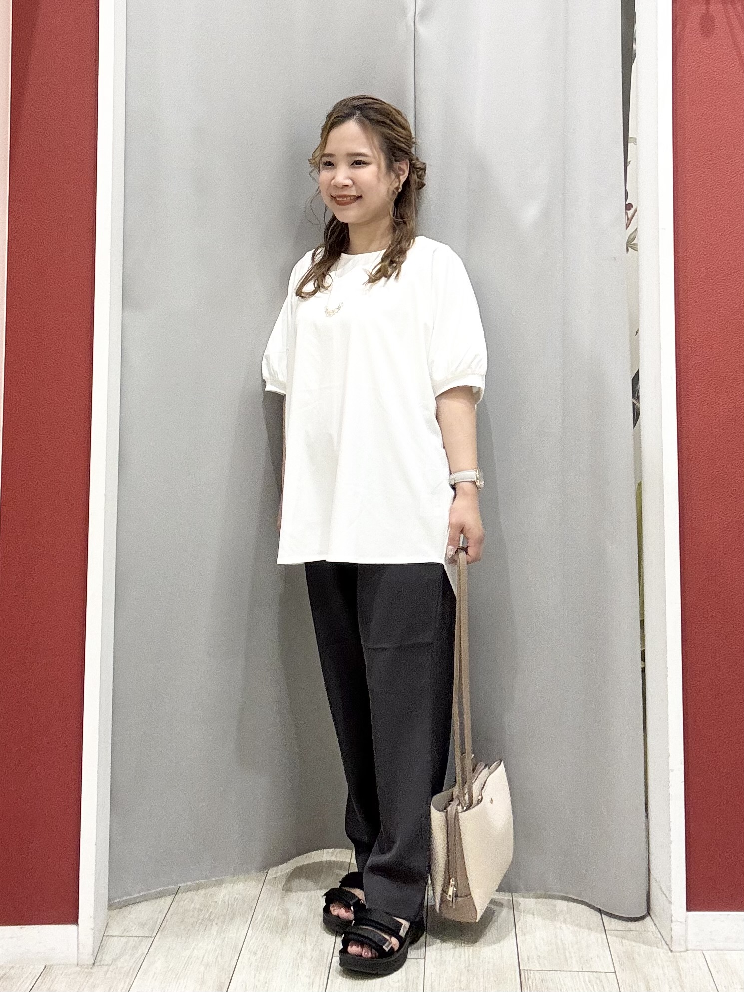 shioさんの「SHOO･LA･RUE｜【洗濯機可/体型カバー】上品ラメがきらめく シアーポンチョ風カーディガン」を使ったコーディネート