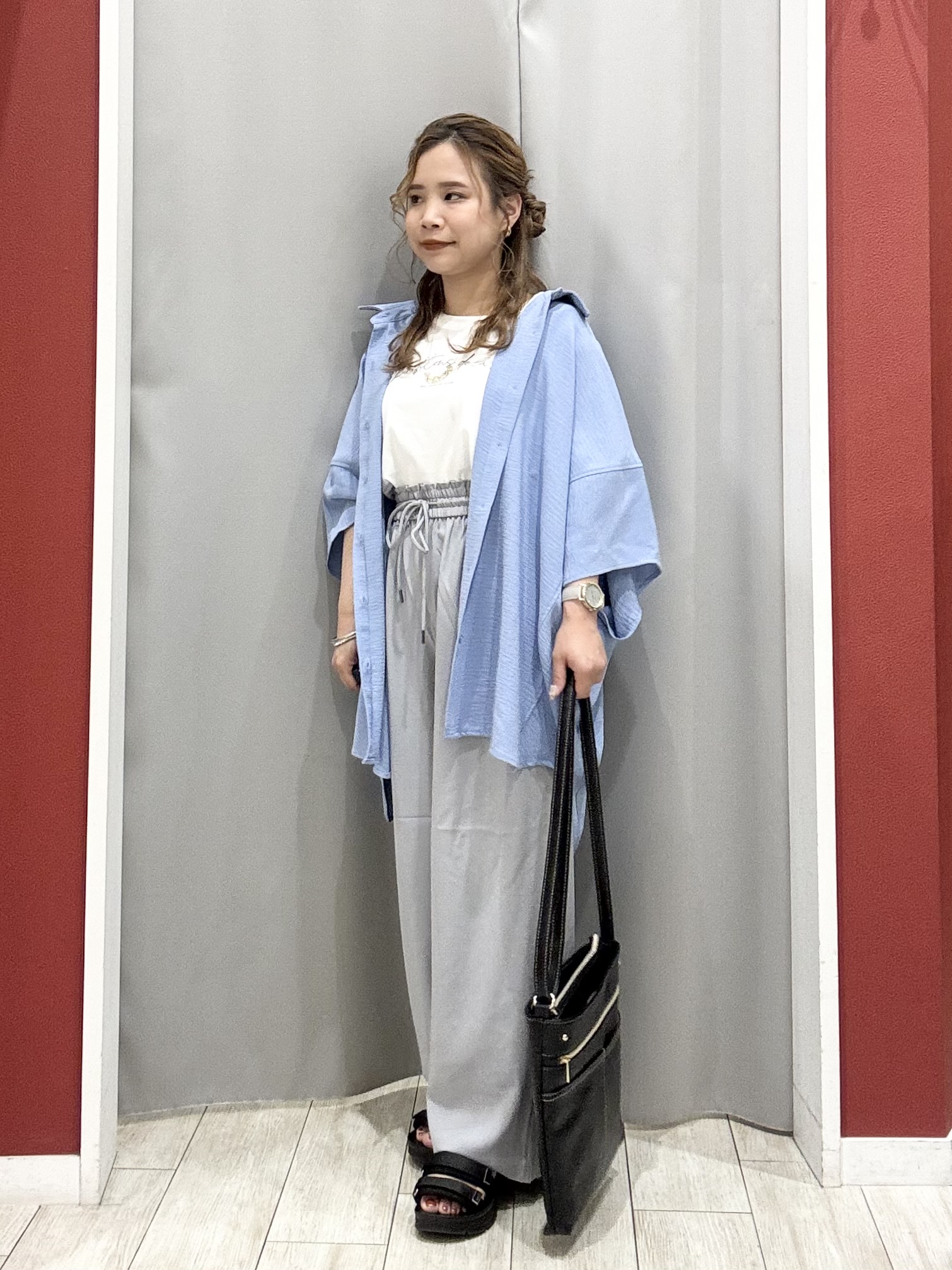 shioさんの「SHOO･LA･RUE｜【高レビュー/洗濯後しわになりにくい/体型カバー】きちんとゆるっと 大人の抜け感 ポンチョ風カラーシ」を使ったコーディネート