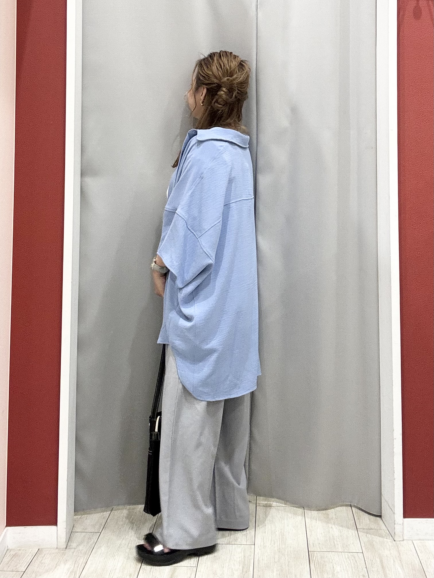 shioさんの「SHOO･LA･RUE｜【高レビュー/洗濯後しわになりにくい/体型カバー】きちんとゆるっと 大人の抜け感 ポンチョ風カラーシ」を使ったコーディネート
