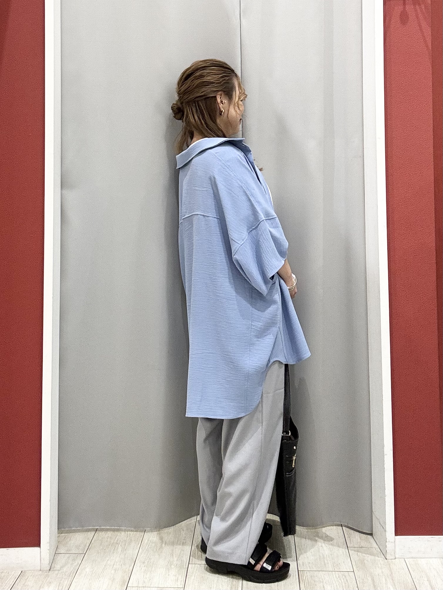 shioさんの「SHOO･LA･RUE｜【高レビュー/洗濯後しわになりにくい/体型カバー】きちんとゆるっと 大人の抜け感 ポンチョ風カラーシ」を使ったコーディネート