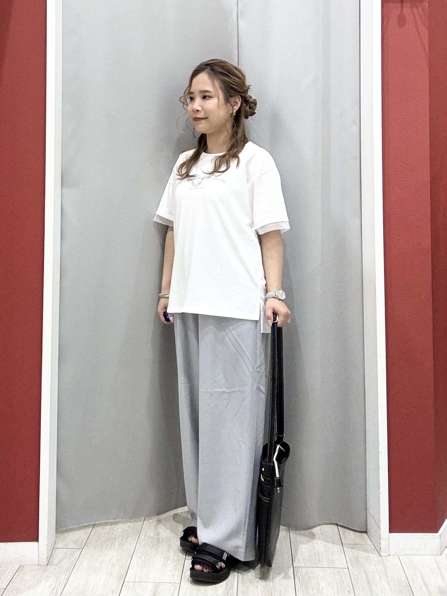 shioさんの「SHOO･LA･RUE｜【高レビュー/洗濯後しわになりにくい/体型カバー】きちんとゆるっと 大人の抜け感 ポンチョ風カラーシ」を使ったコーディネート