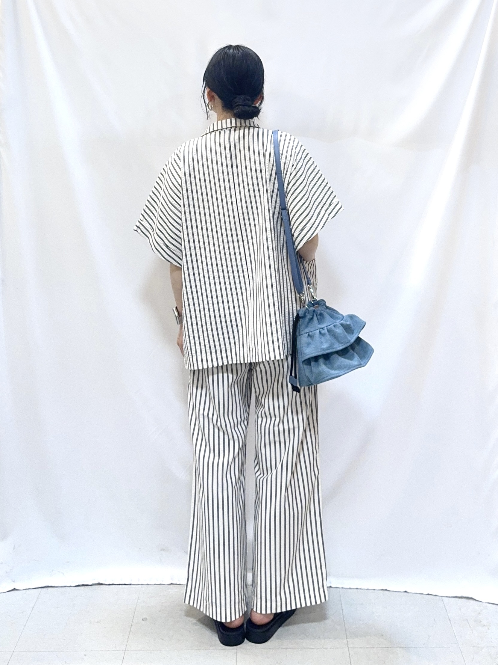 𝐇𝐢𝐫𝐨𝐦𝐢さんの「SHOO･LA･RUE｜【S-LL/吸水速乾/セットアップ可】羽織るだけで主役になる サッカーストライプシャツジャケット」を使ったコーディネート