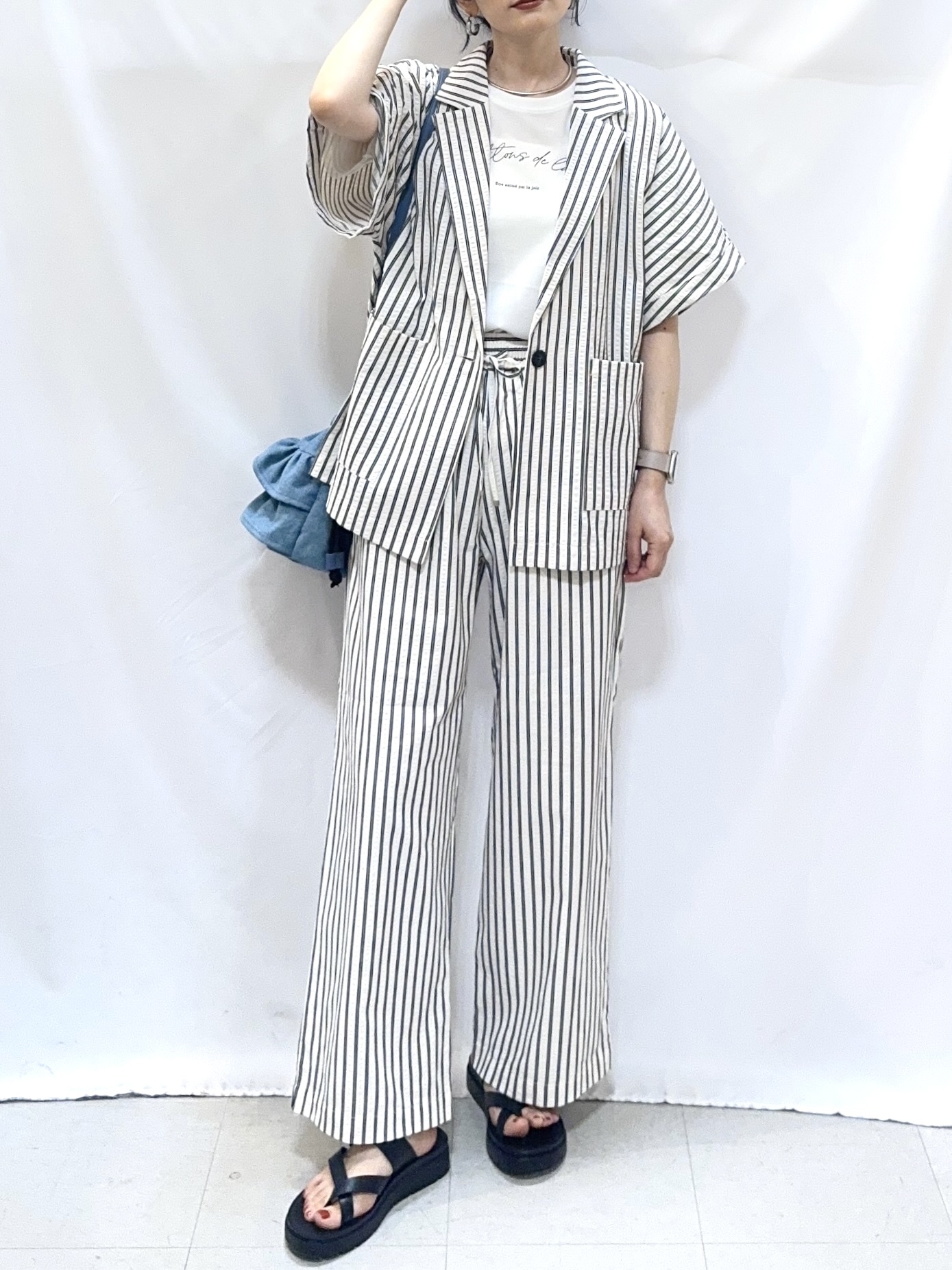 𝐇𝐢𝐫𝐨𝐦𝐢さんの「SHOO･LA･RUE｜【S-LL/吸水速乾/セットアップ可】羽織るだけで主役になる サッカーストライプシャツジャケット」を使ったコーディネート