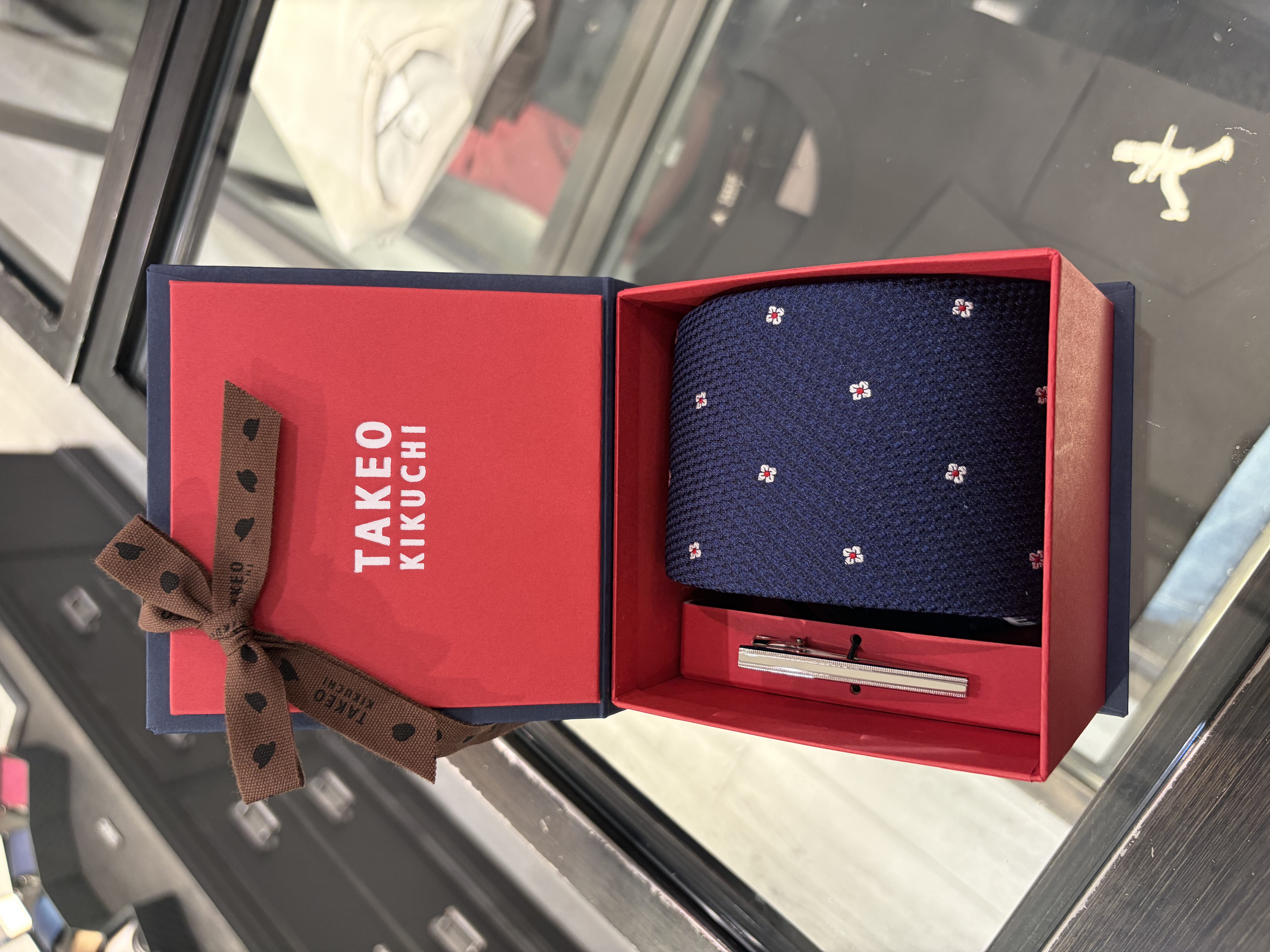 ふみふみさんの「TAKEO KIKUCHI｜【BOX/LIMITED】フラワードットネクタイ＆タイバーセット」を使ったコーディネート