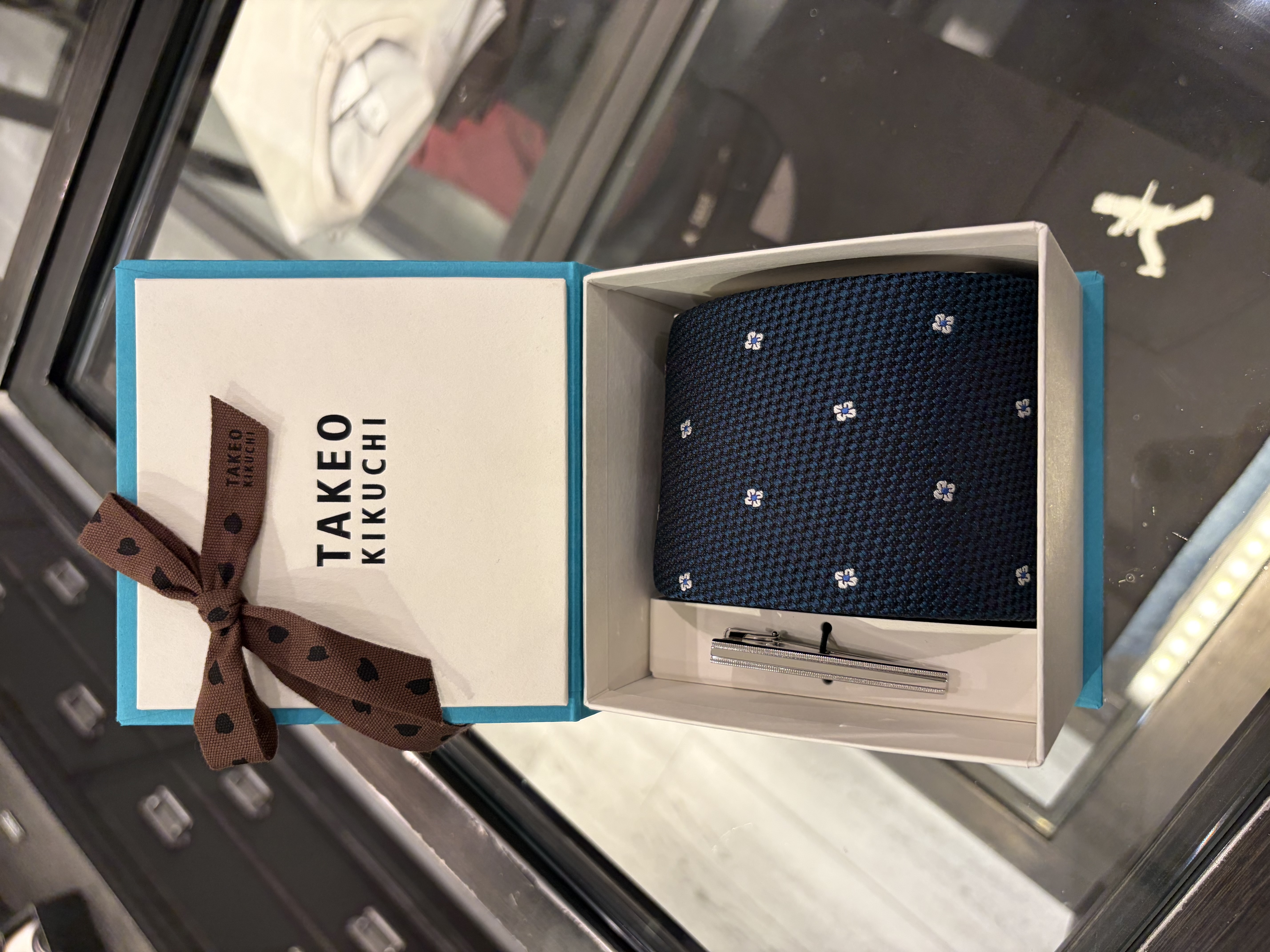 ふみふみさんの「TAKEO KIKUCHI｜【BOX/LIMITED】フラワードットネクタイ＆タイバーセット」を使ったコーディネート