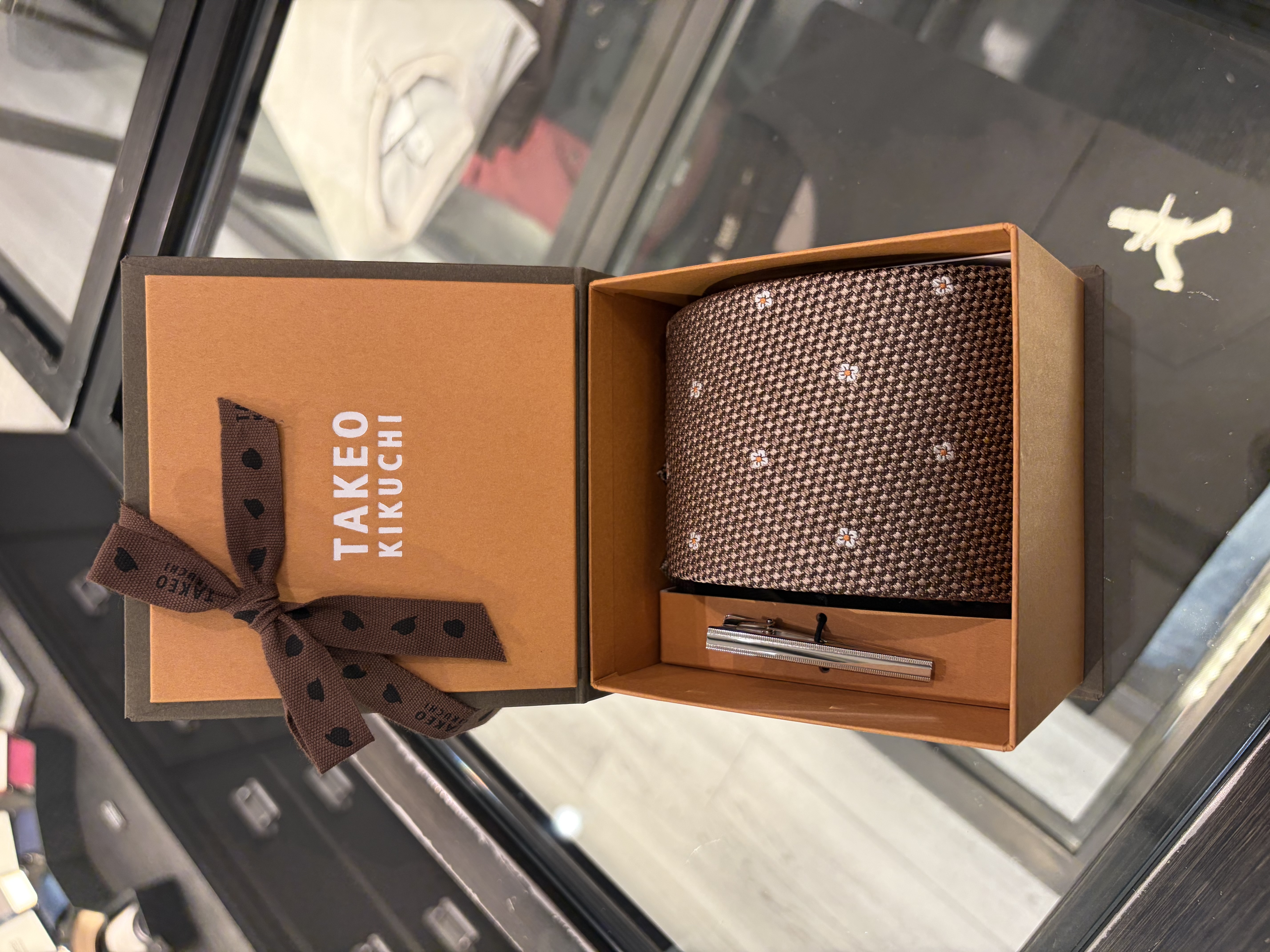 ふみふみさんの「TAKEO KIKUCHI｜【BOX/LIMITED】フラワードットネクタイ＆タイバーセット」を使ったコーディネート