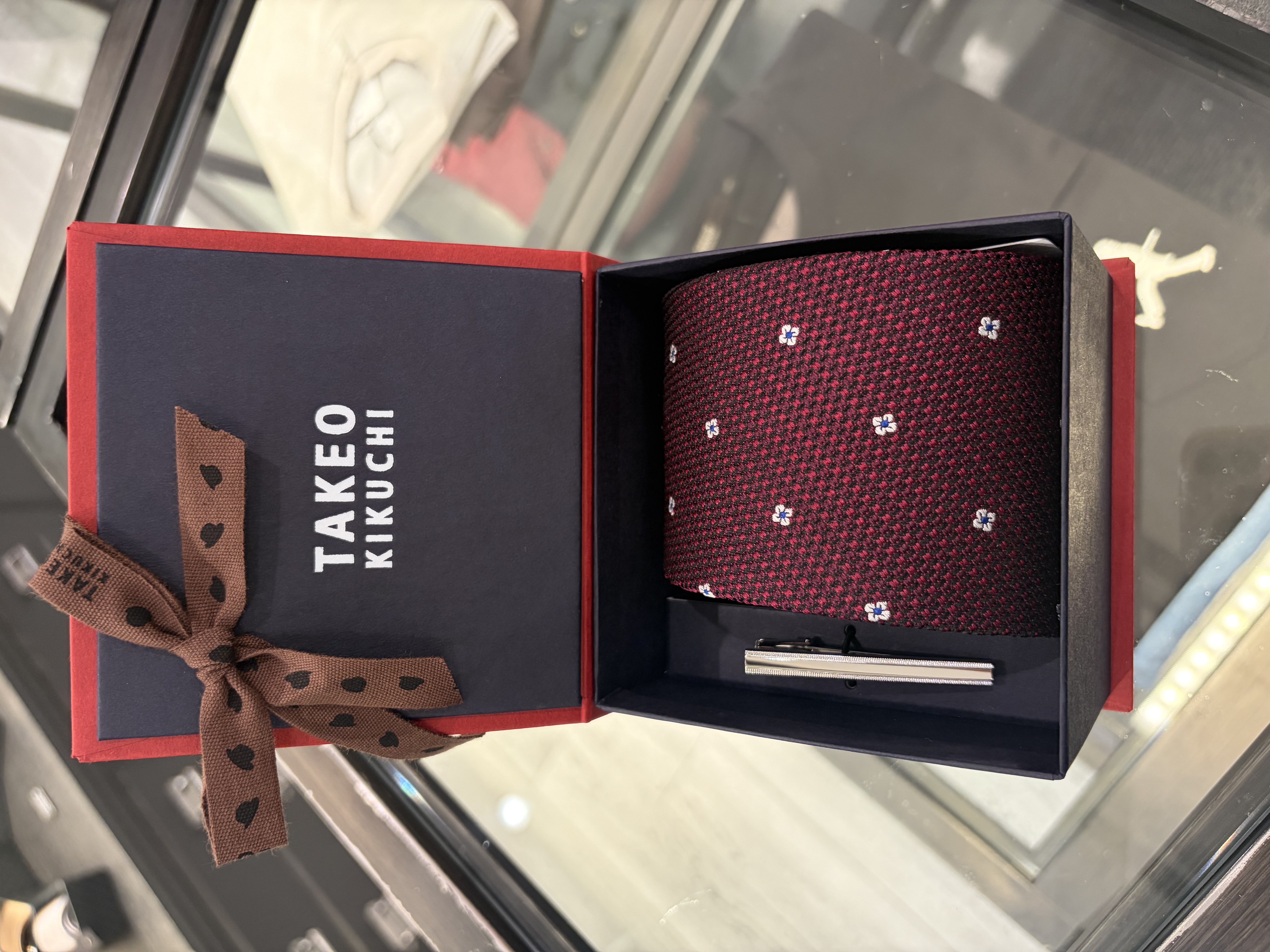 ふみふみさんの「TAKEO KIKUCHI｜【BOX/LIMITED】フラワードットネクタイ＆タイバーセット」を使ったコーディネート