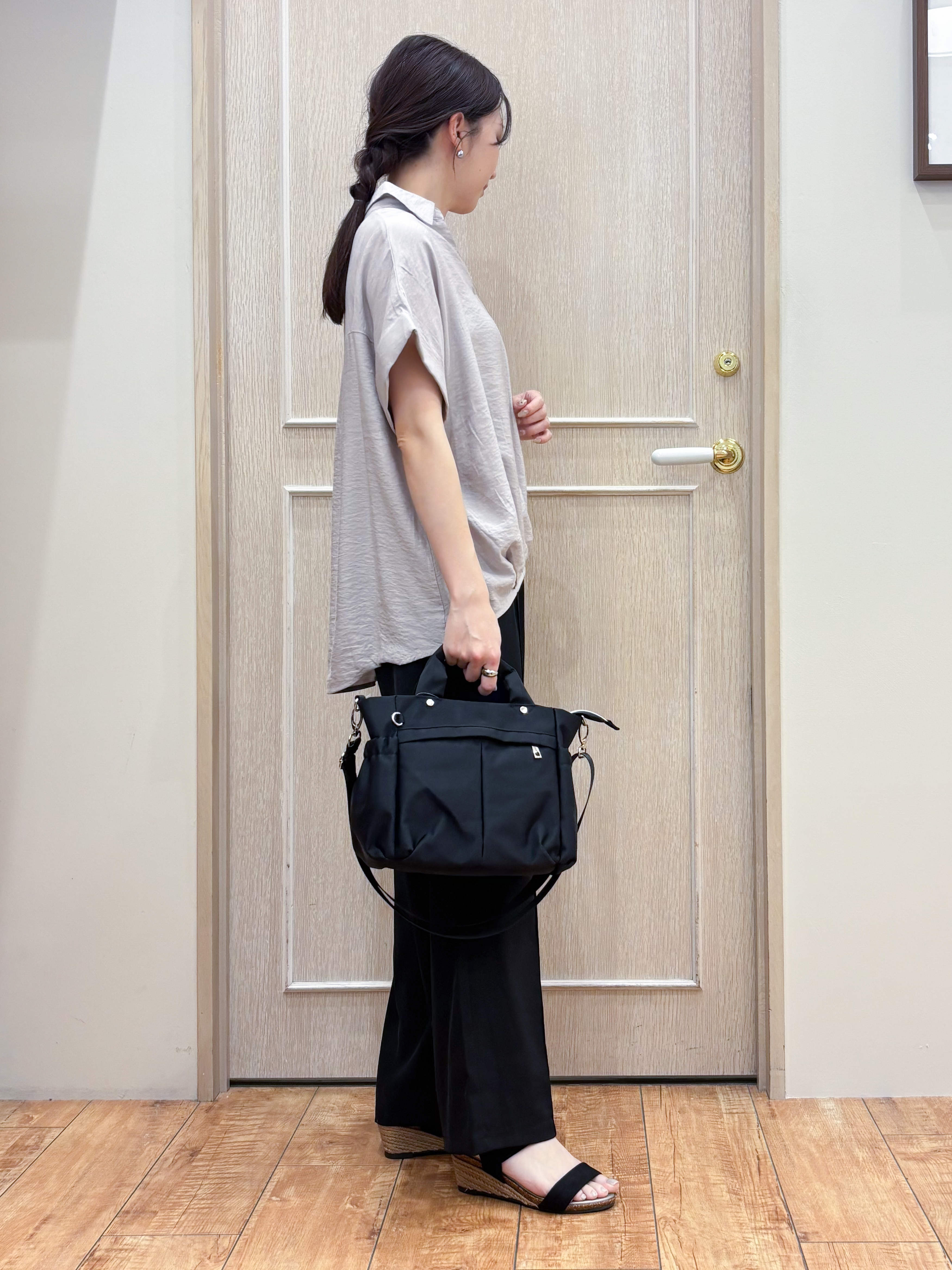 なみさんの「SHOO･LA･RUE｜【S-LL/洗濯機可】インせず着られる 裾タック スキッパーシャツ」を使ったコーディネート