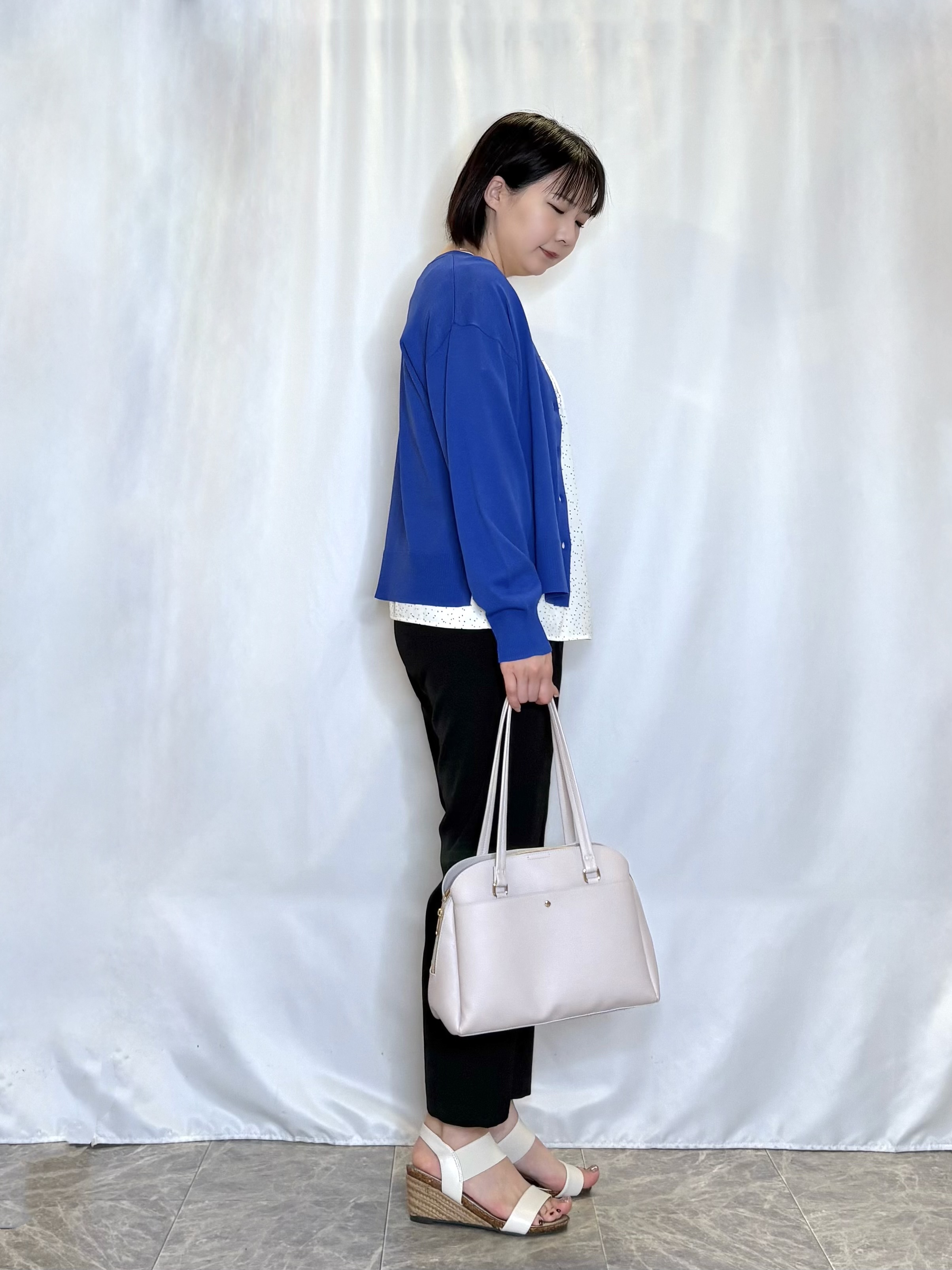 ネリさんの「SHOO･LA･RUE｜【洗濯機可/UV】さらっとしたタッチが心地よい ショート丈 Vネックカーディガン」を使ったコーディネート