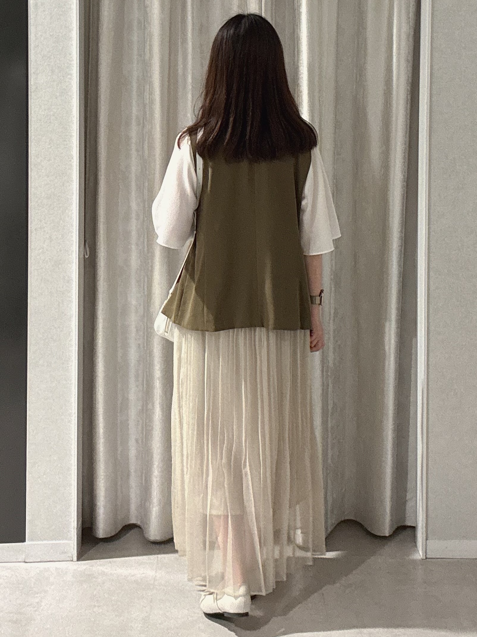 makiさんの「UNTITLED｜◆【セットアップ可/接触冷感/通気性】ドライシアーVネックジレ」を使ったコーディネート